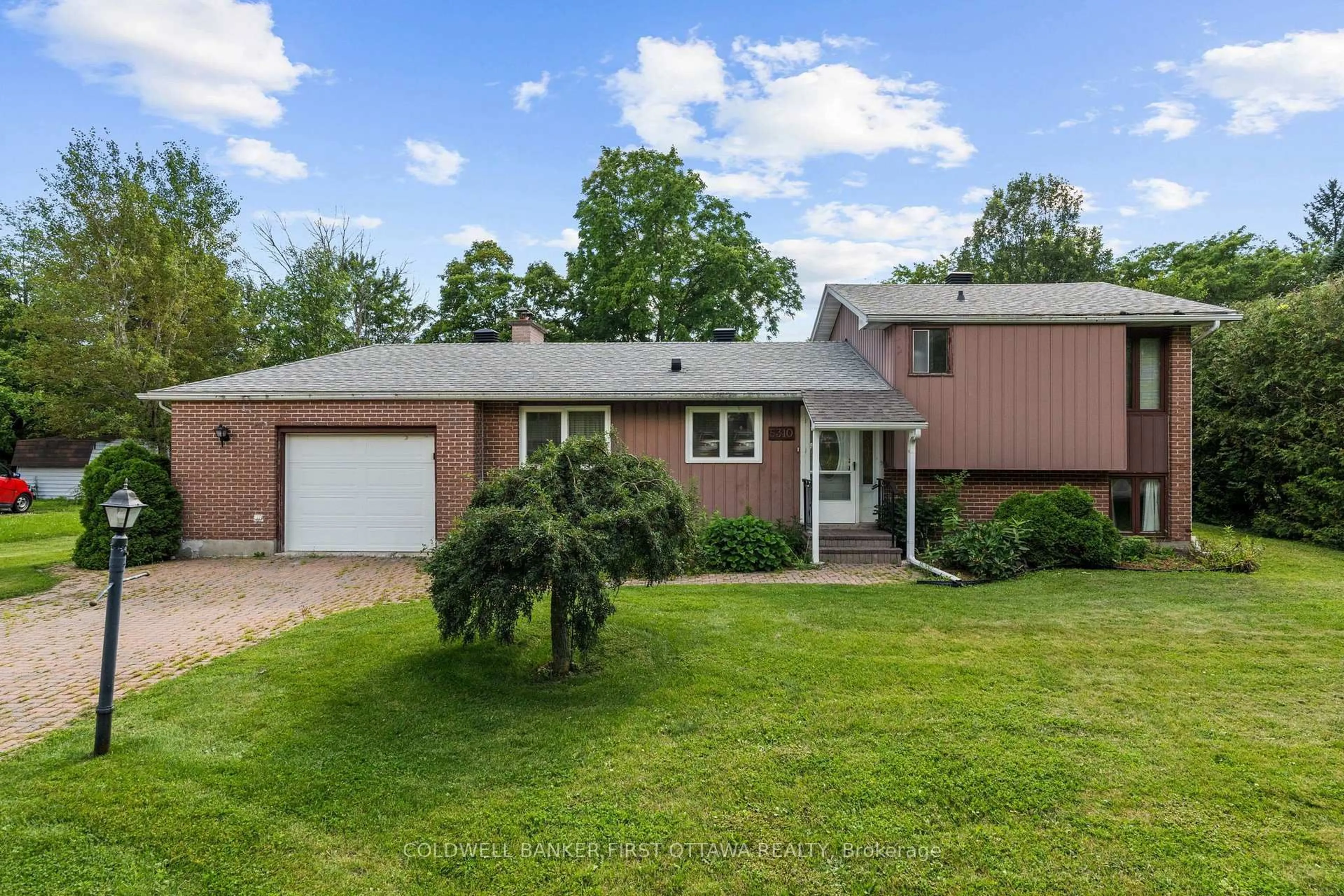 A pic from outside/outdoor area/front of a property/back of a property/a pic from drone, unknown for 5310 Mclean Cres, Manotick Ontario K4M 1E5