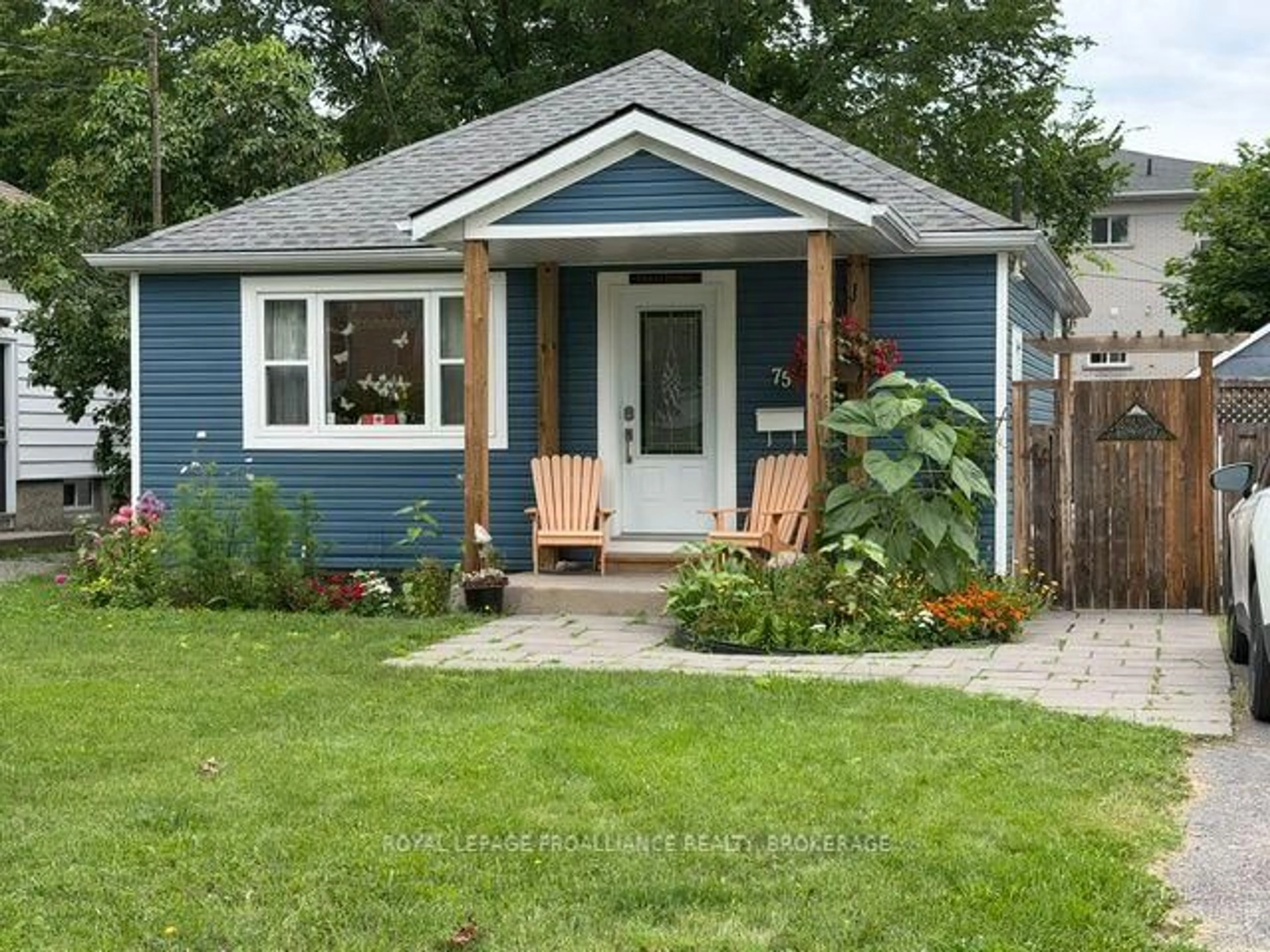 Home with vinyl exterior material, street for 75 Scott St, Kingston Ontario K7L 1L6