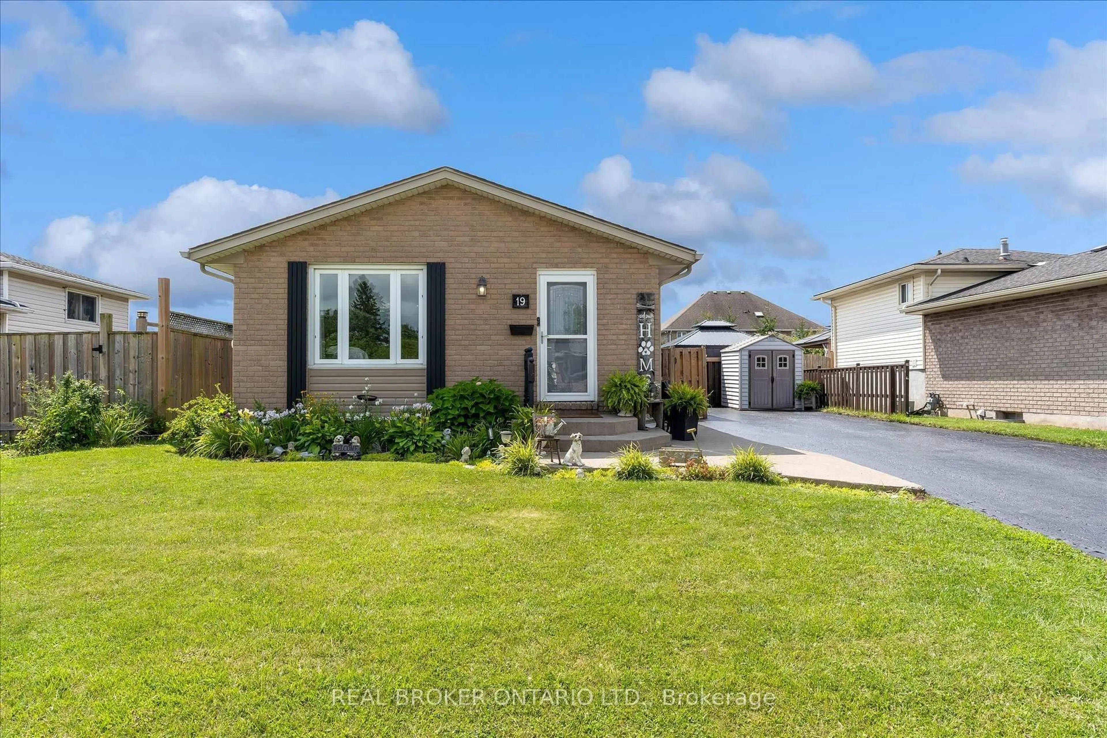 Home with vinyl exterior material, street for 19 Acadia Dr, Welland Ontario L3C 6L4