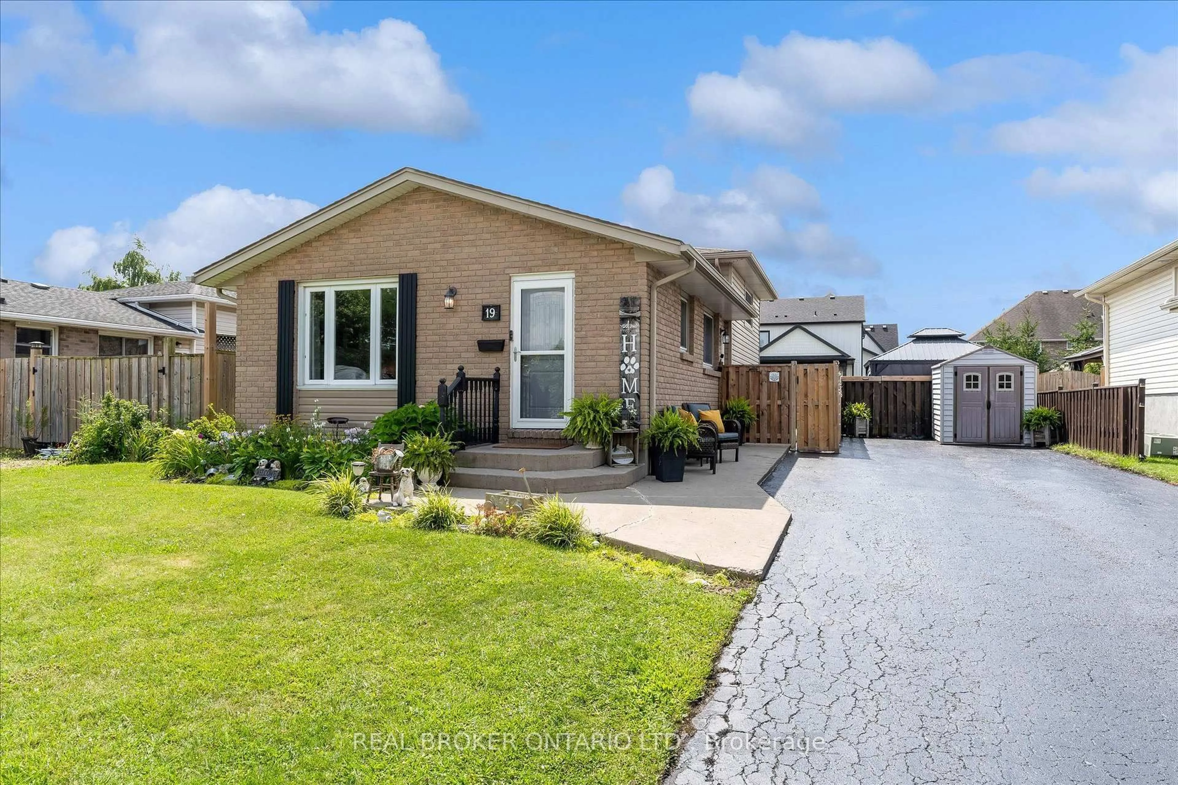 Home with brick exterior material, street for 19 Acadia Dr, Welland Ontario L3C 6L4