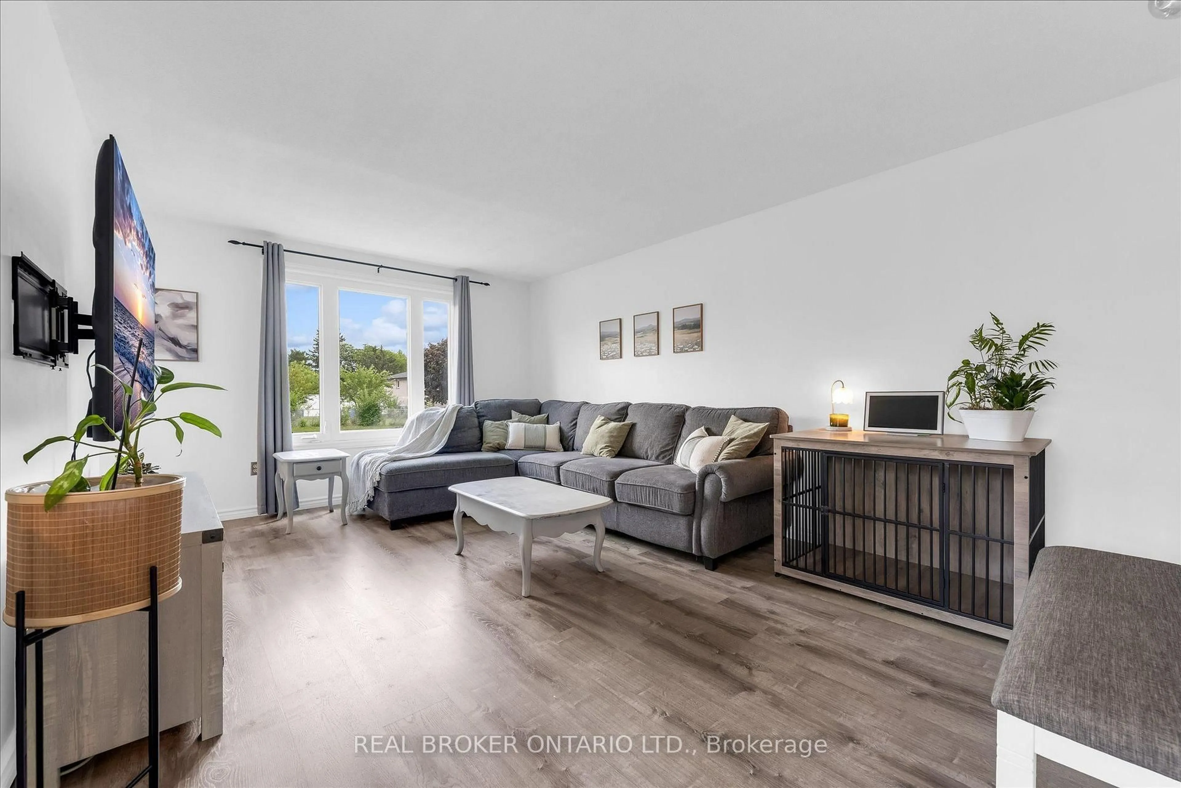 Living room with furniture, wood/laminate floor for 19 Acadia Dr, Welland Ontario L3C 6L4