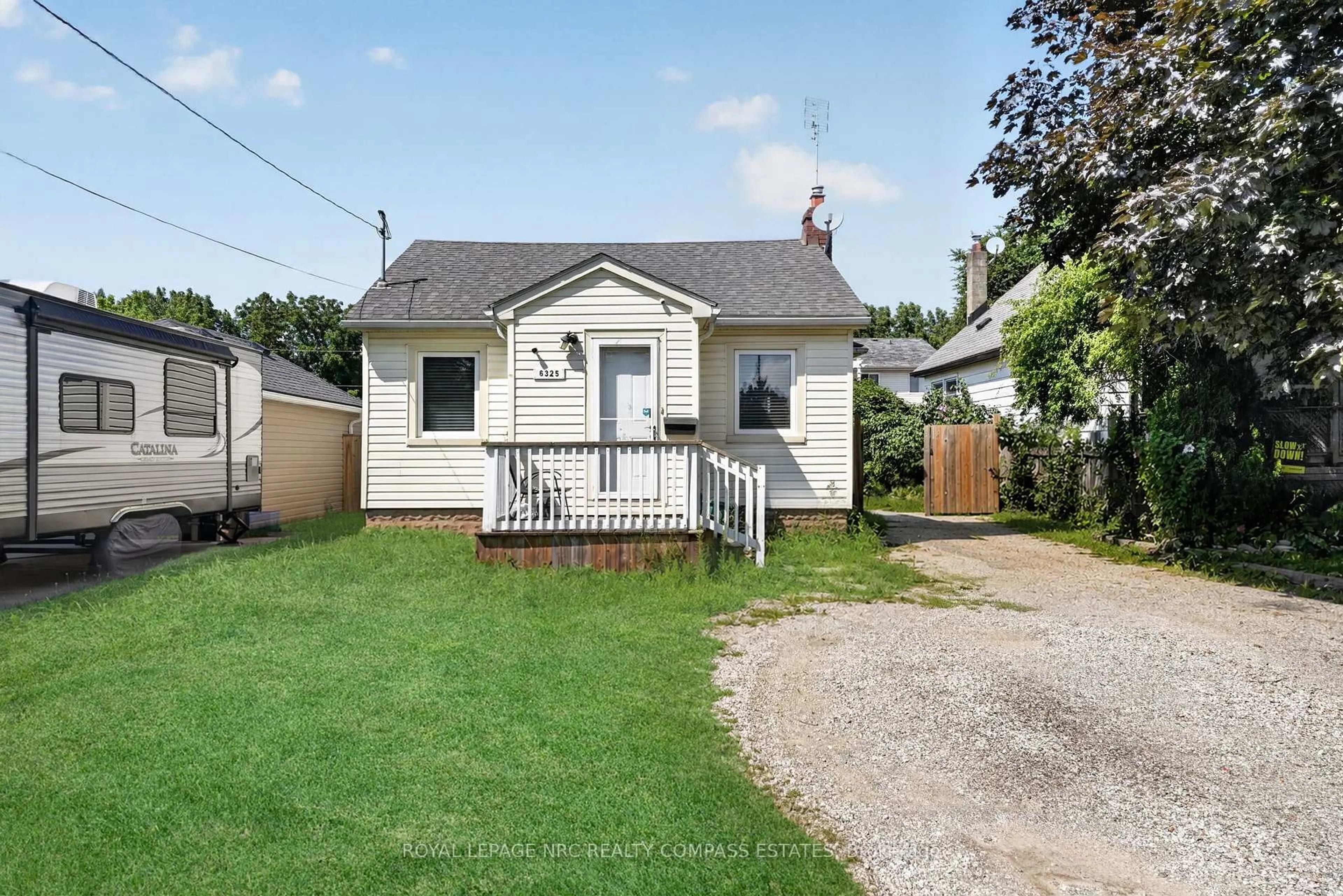 A pic from outside/outdoor area/front of a property/back of a property/a pic from drone, street for 6325 Murray St, Niagara Falls Ontario L2G 2K8