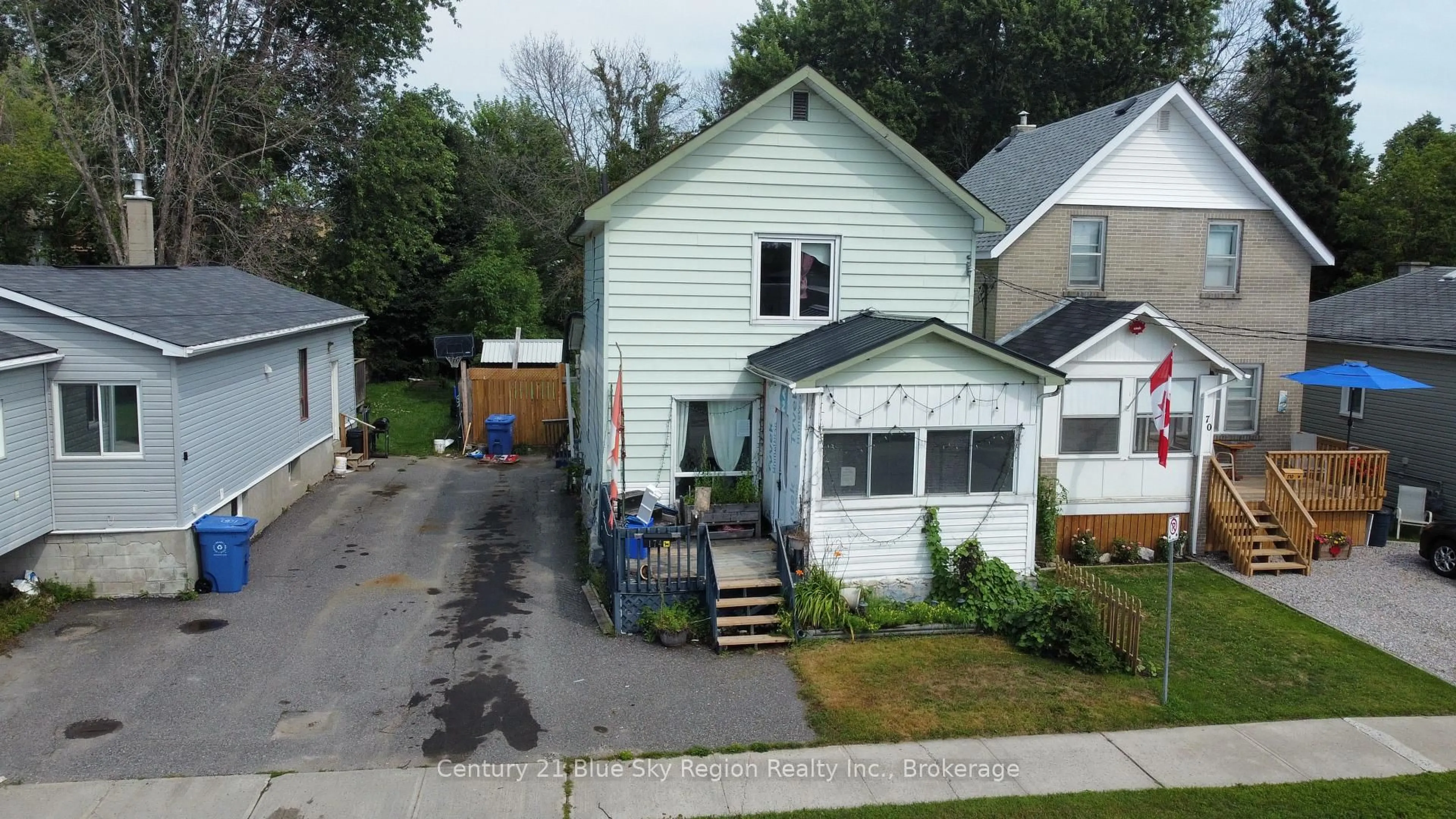 A pic from outside/outdoor area/front of a property/back of a property/a pic from drone, street for 174 Victoria St, North Bay Ontario P1B 6B3