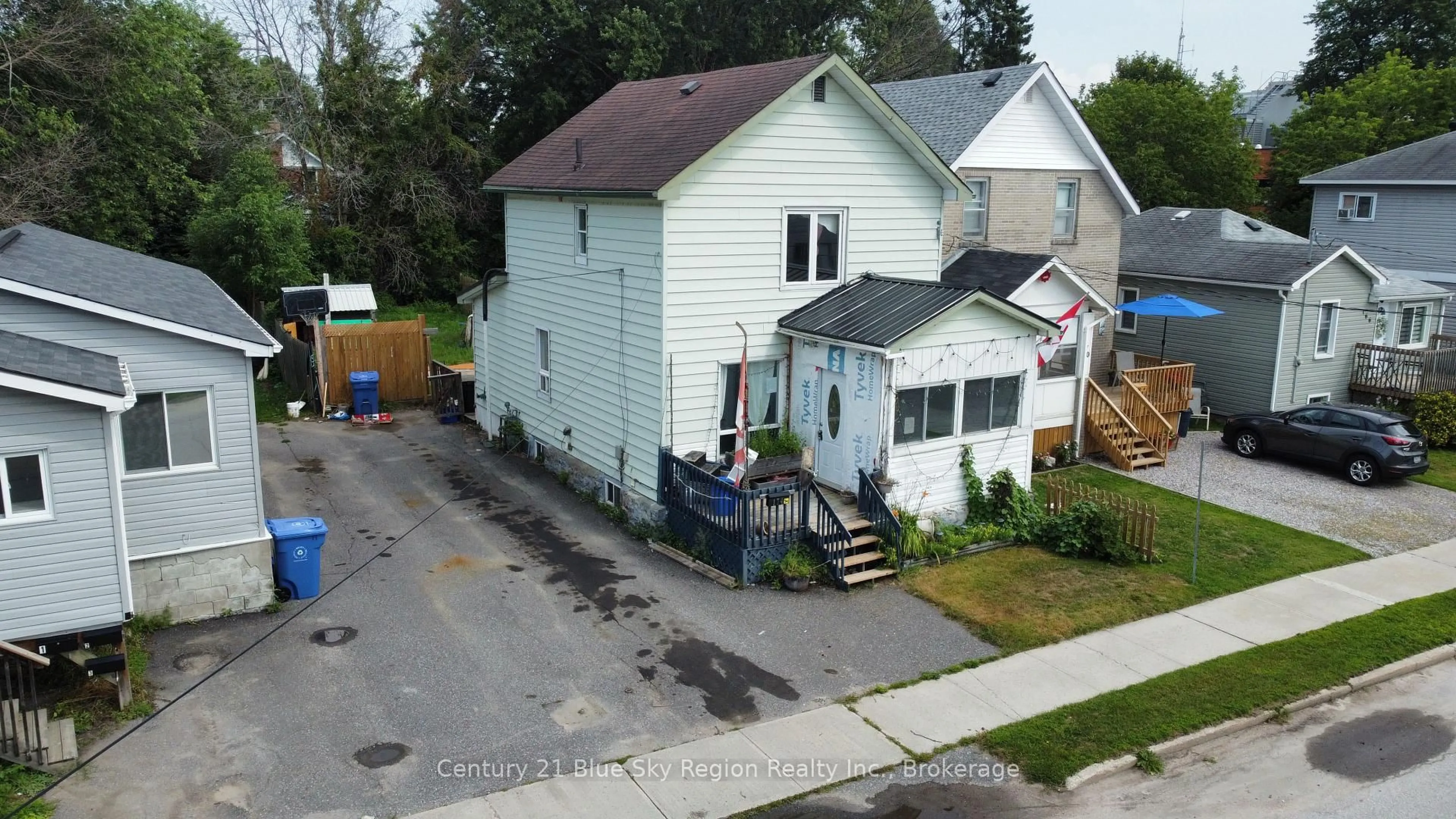 A pic from outside/outdoor area/front of a property/back of a property/a pic from drone, street for 174 Victoria St, North Bay Ontario P1B 6B3