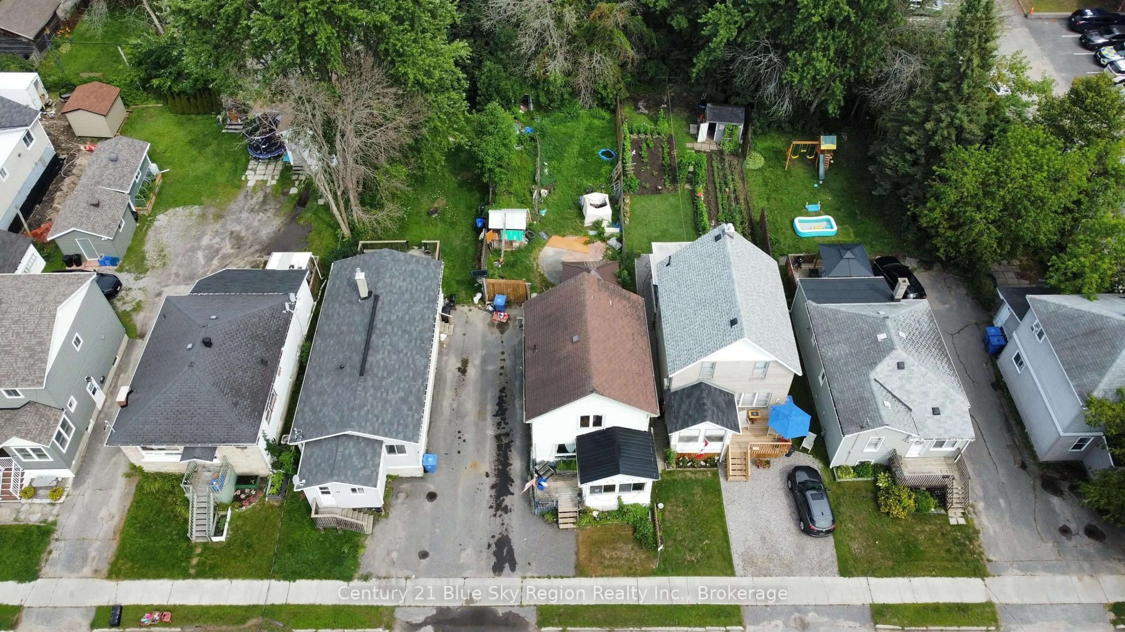 A pic from outside/outdoor area/front of a property/back of a property/a pic from drone, street for 174 Victoria St, North Bay Ontario P1B 6B3