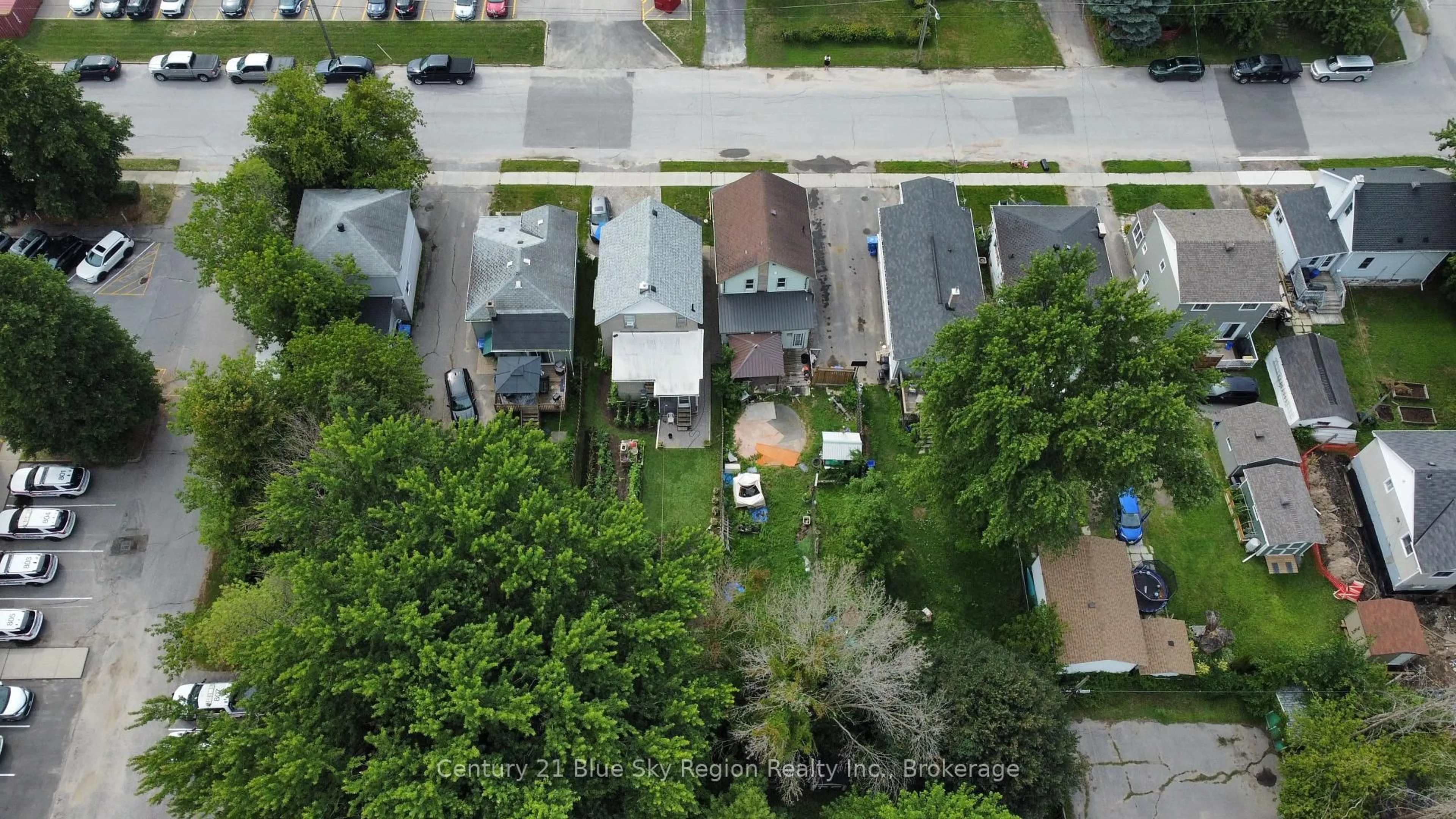 A pic from outside/outdoor area/front of a property/back of a property/a pic from drone, street for 174 Victoria St, North Bay Ontario P1B 6B3