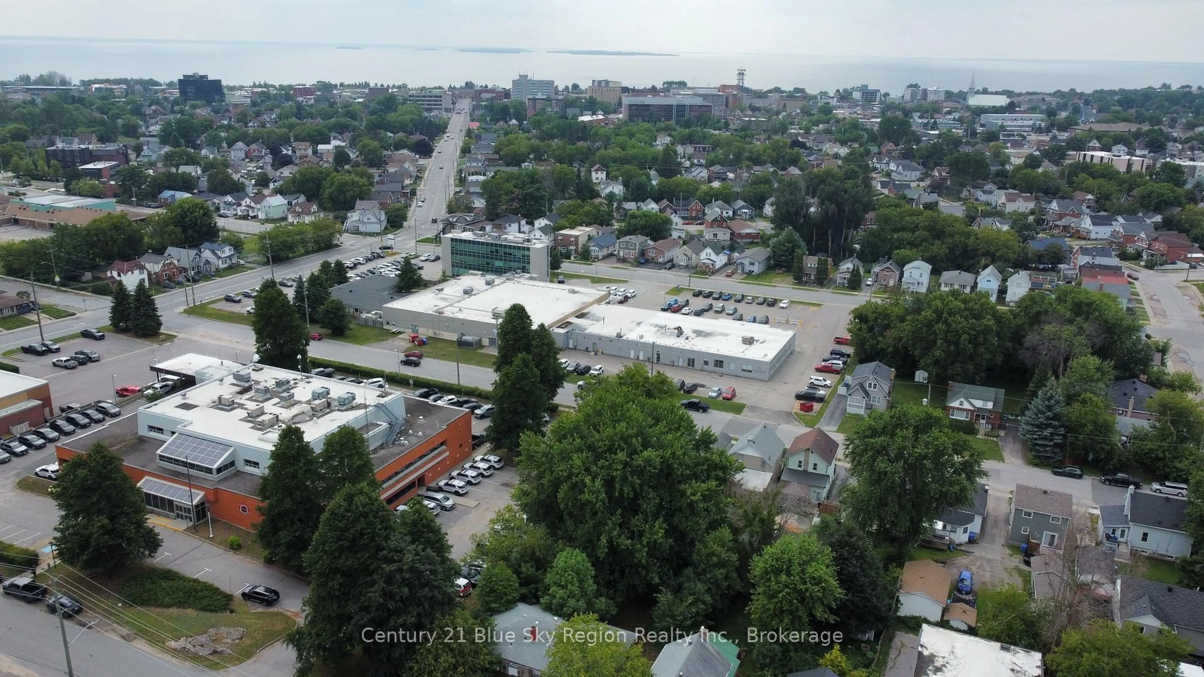 A pic from outside/outdoor area/front of a property/back of a property/a pic from drone, unknown for 174 Victoria St, North Bay Ontario P1B 6B3
