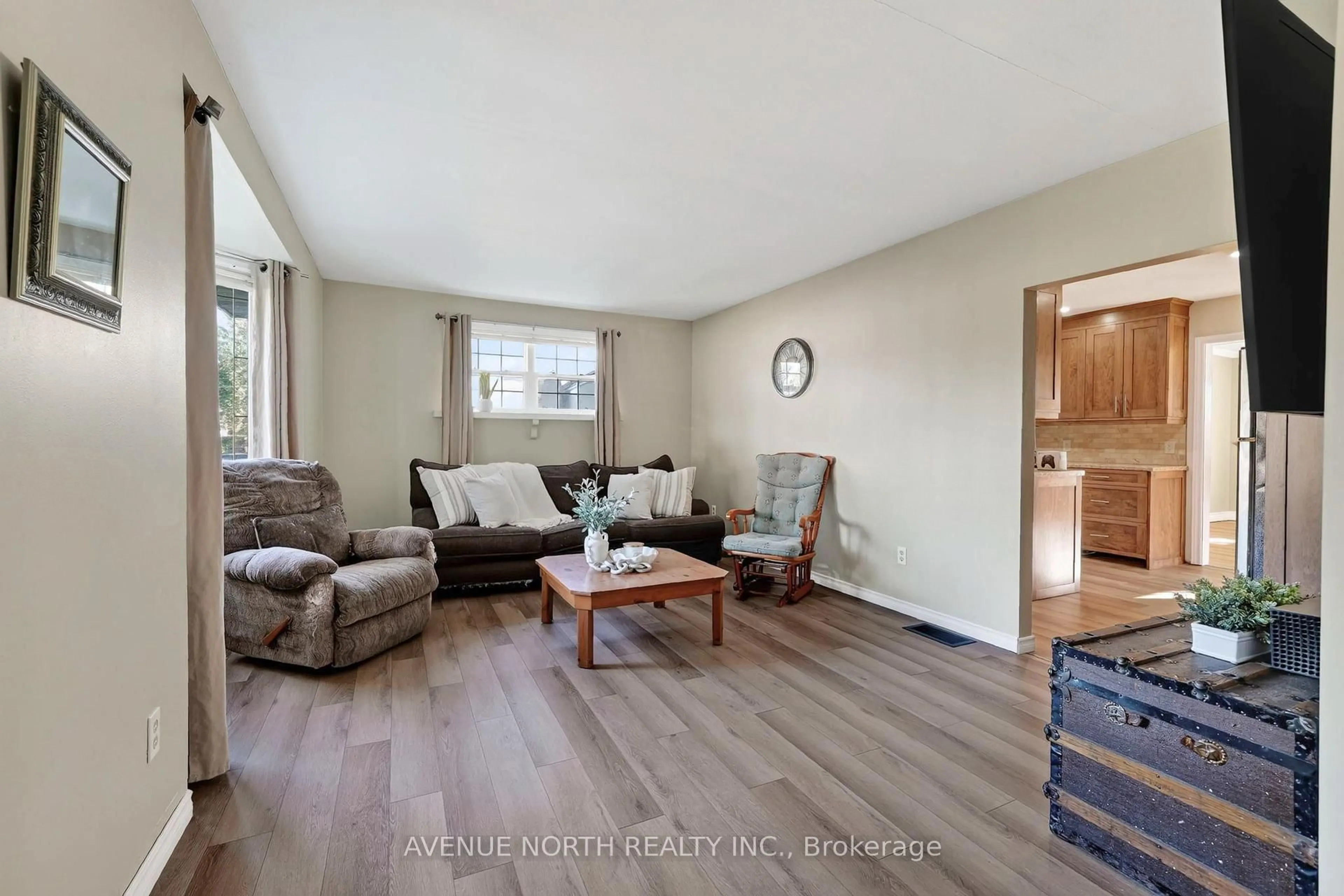 Living room with furniture, unknown for 514 Rivier Pl, Cornwall Ontario K6J 4B2