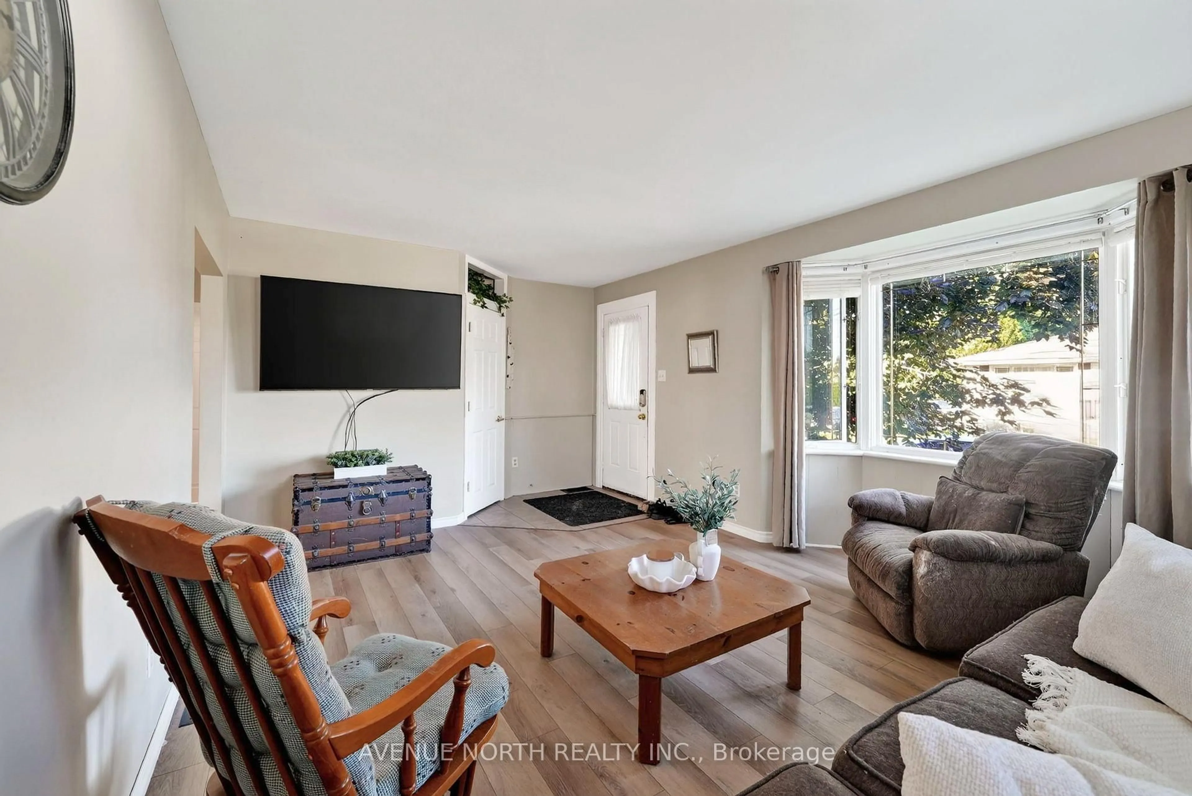 Living room with furniture, unknown for 514 Rivier Pl, Cornwall Ontario K6J 4B2