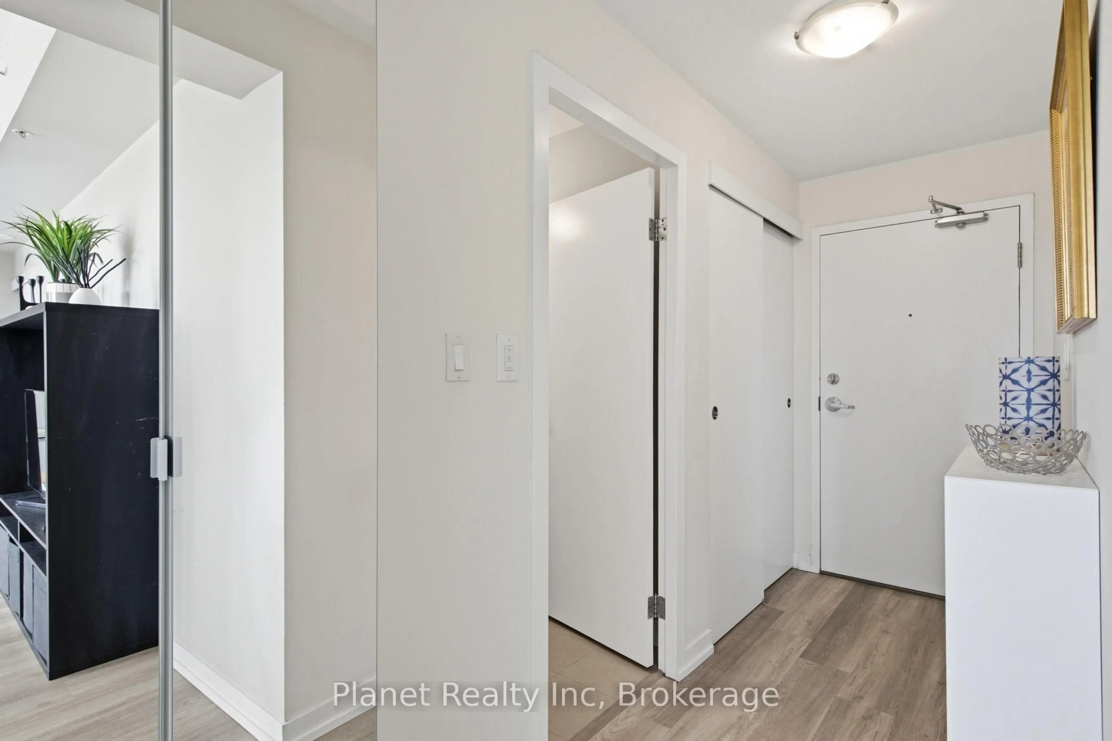 Indoor entryway for 5 Gordon St #406, Guelph Ontario N1H 4G8