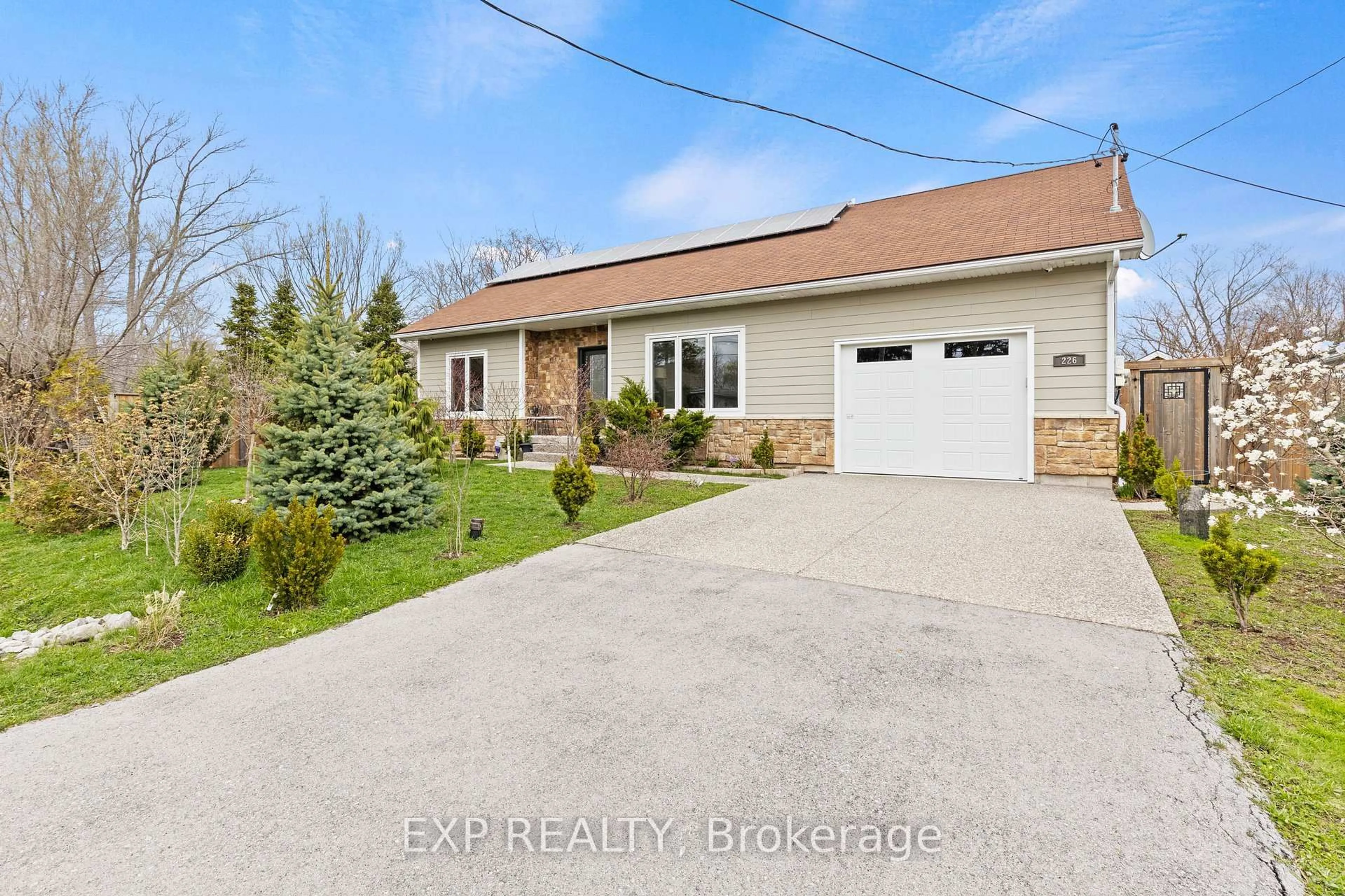 A pic from outside/outdoor area/front of a property/back of a property/a pic from drone, street for 226 Westwood Ave, Fort Erie Ontario L0S 1B0