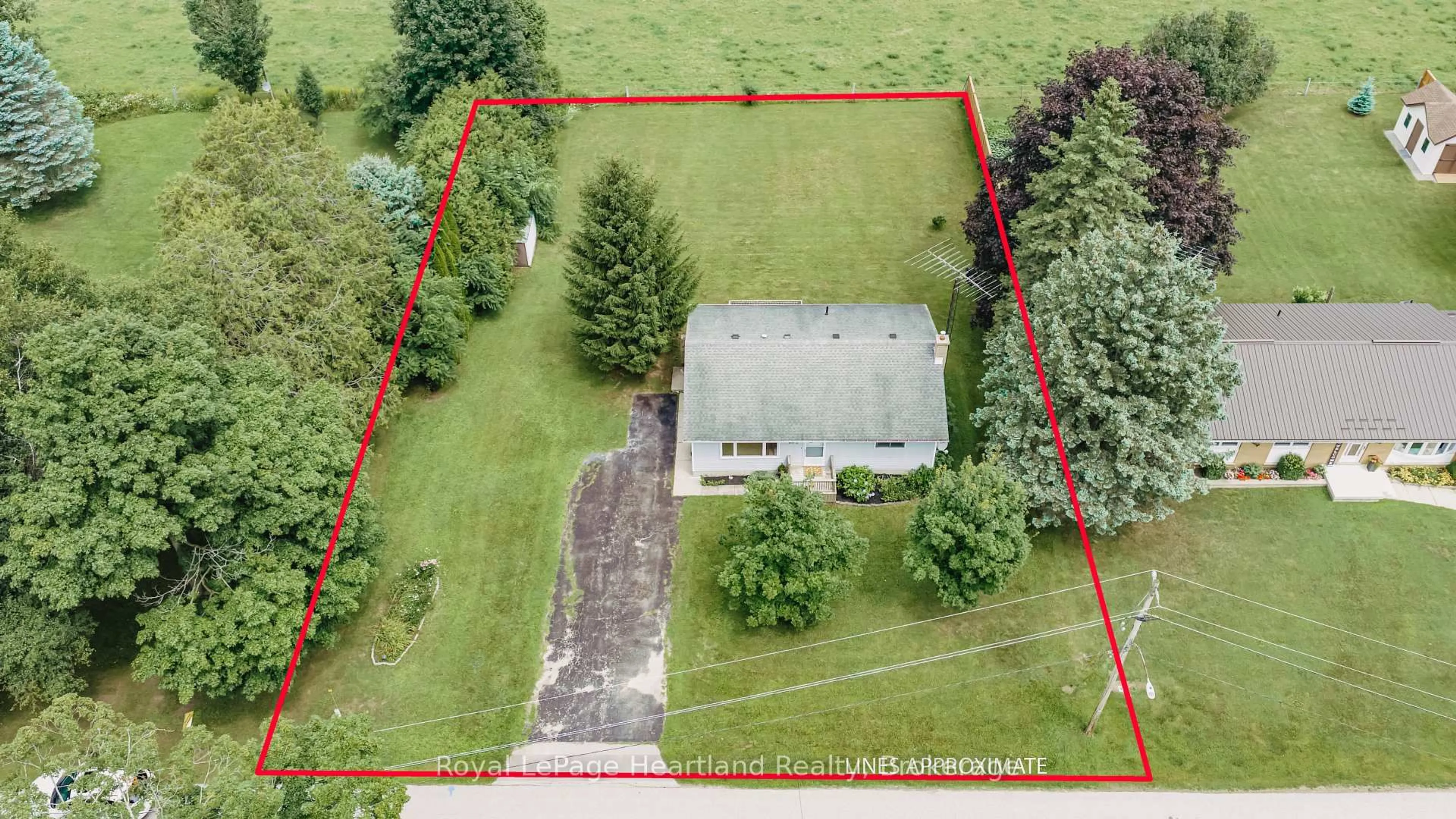 A pic from outside/outdoor area/front of a property/back of a property/a pic from drone, building for 26 Brandon St, Morris Turnberry Ontario N0G 1E0