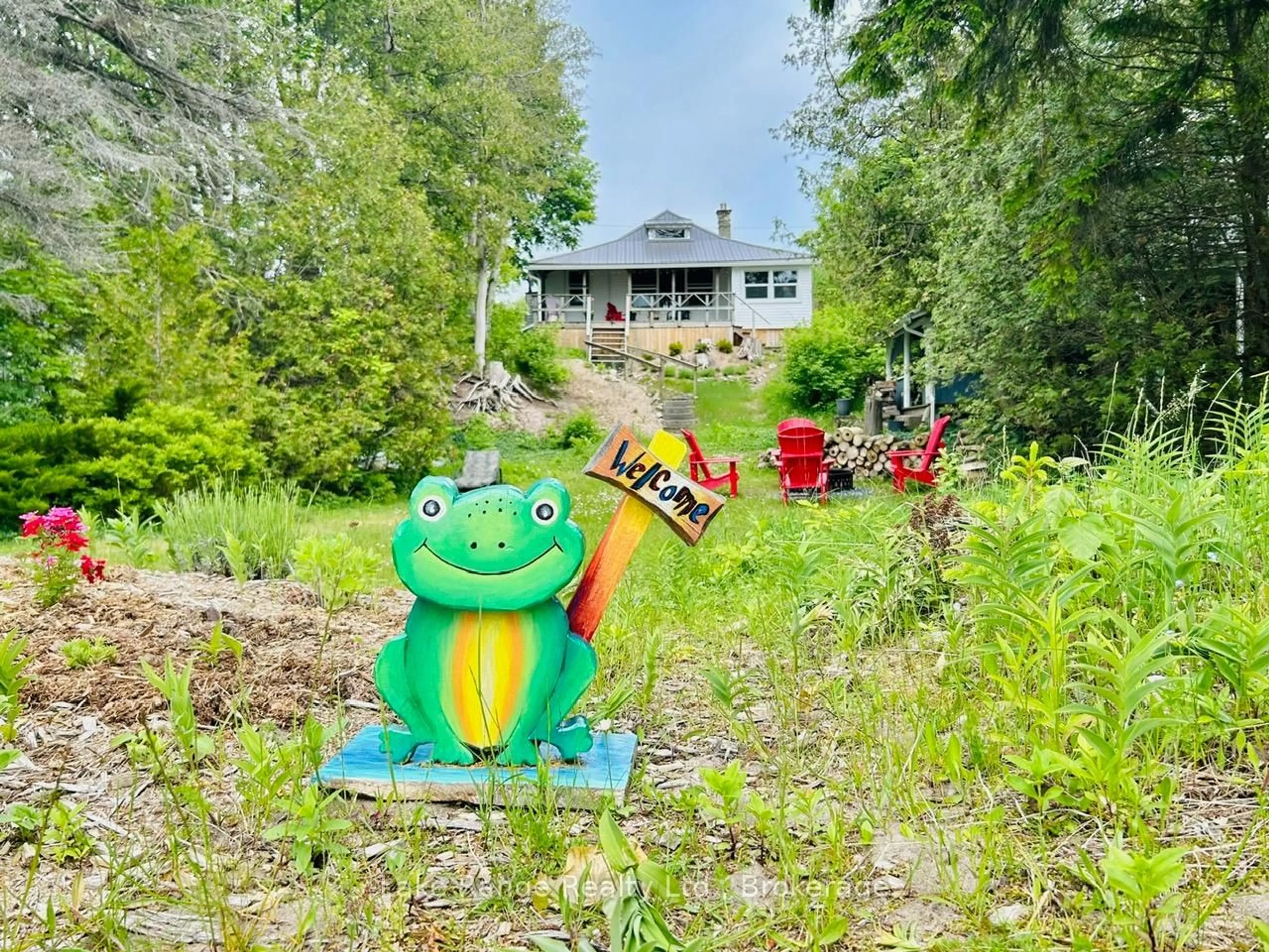 A pic from outside/outdoor area/front of a property/back of a property/a pic from drone, street for 924 Saugeen St, Kincardine Ontario N2Z 1A8
