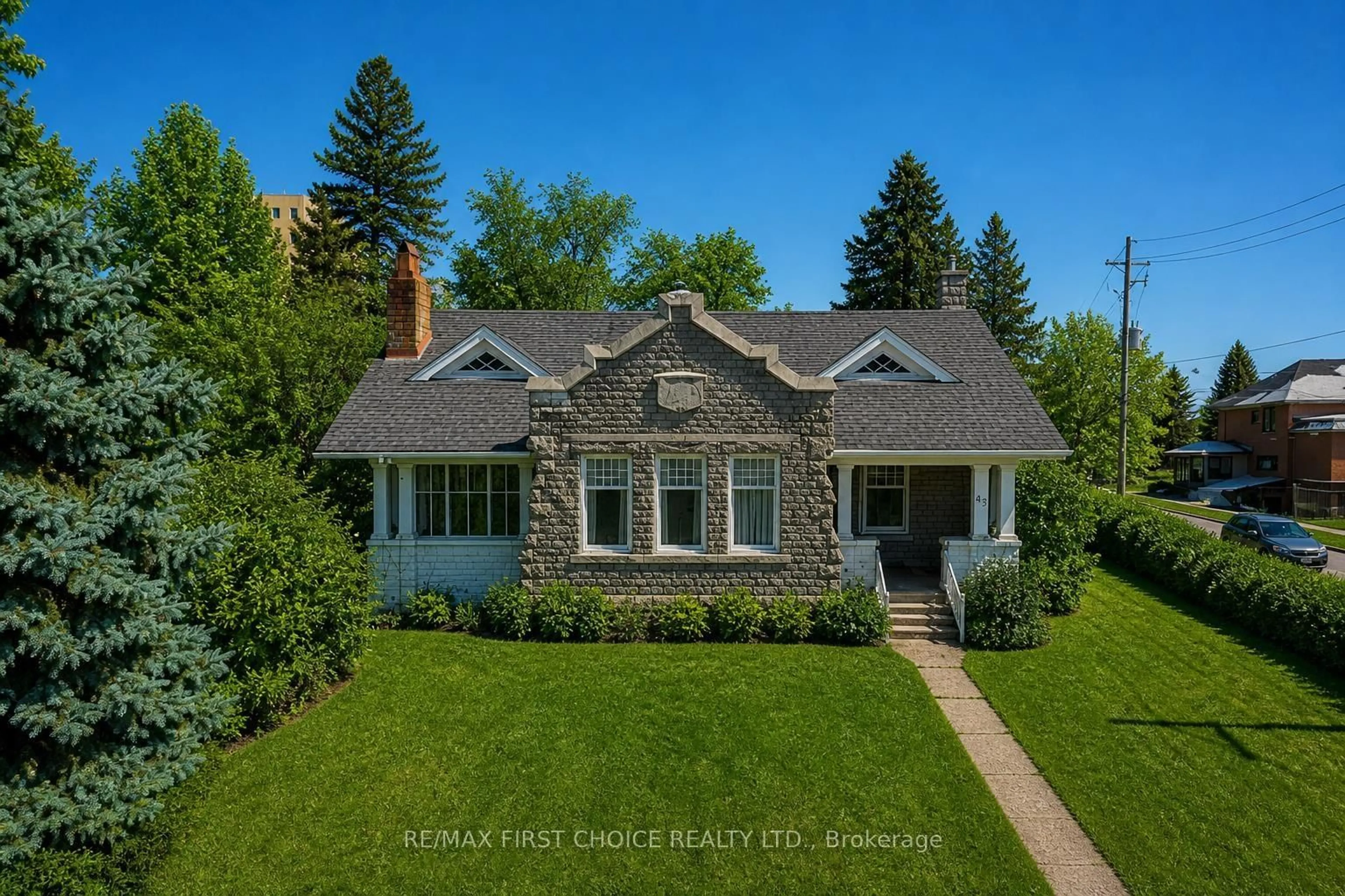 A pic from outside/outdoor area/front of a property/back of a property/a pic from drone, street for 43 Summit Ave, Thunder Bay Ontario P7B 3N7