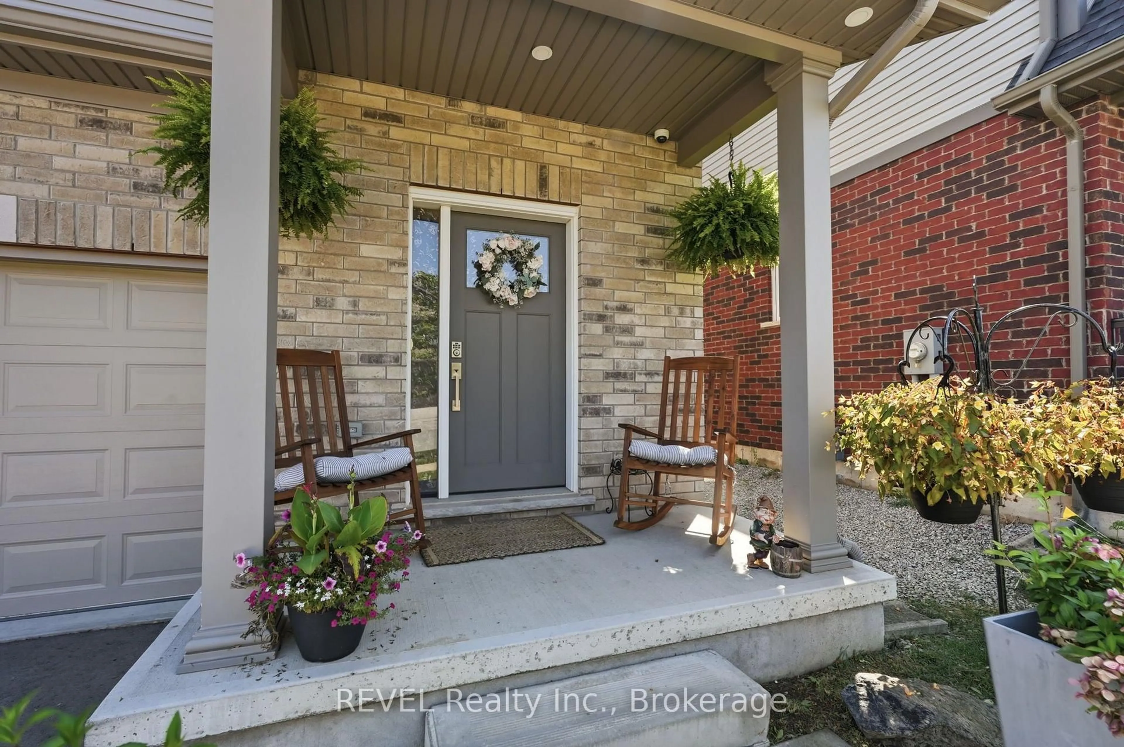 Indoor entryway for 136 Acacia Road Rd, Pelham Ontario L0S 1E6