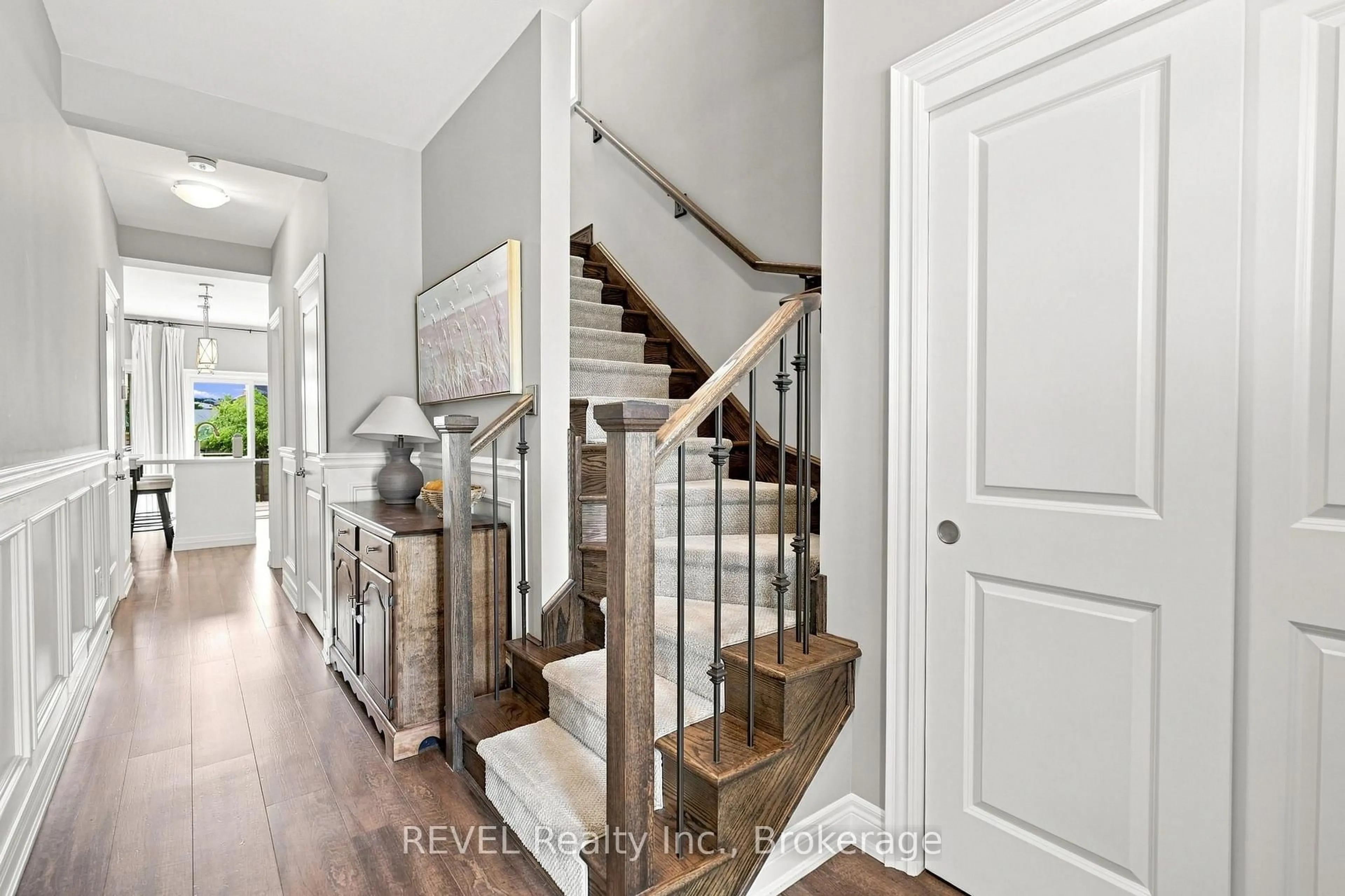 Indoor entryway for 136 Acacia Road Rd, Pelham Ontario L0S 1E6