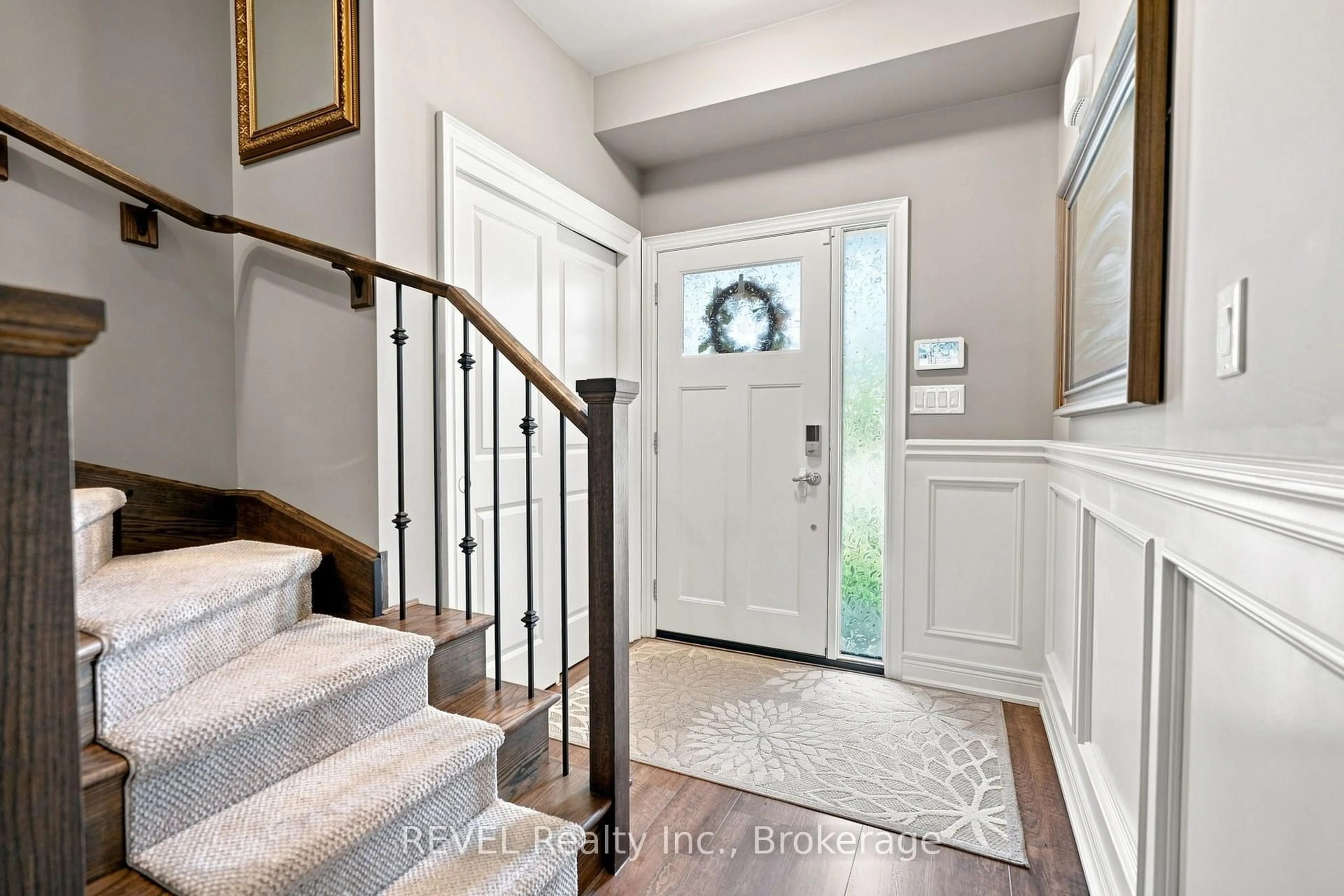 Indoor entryway for 136 Acacia Road Rd, Pelham Ontario L0S 1E6