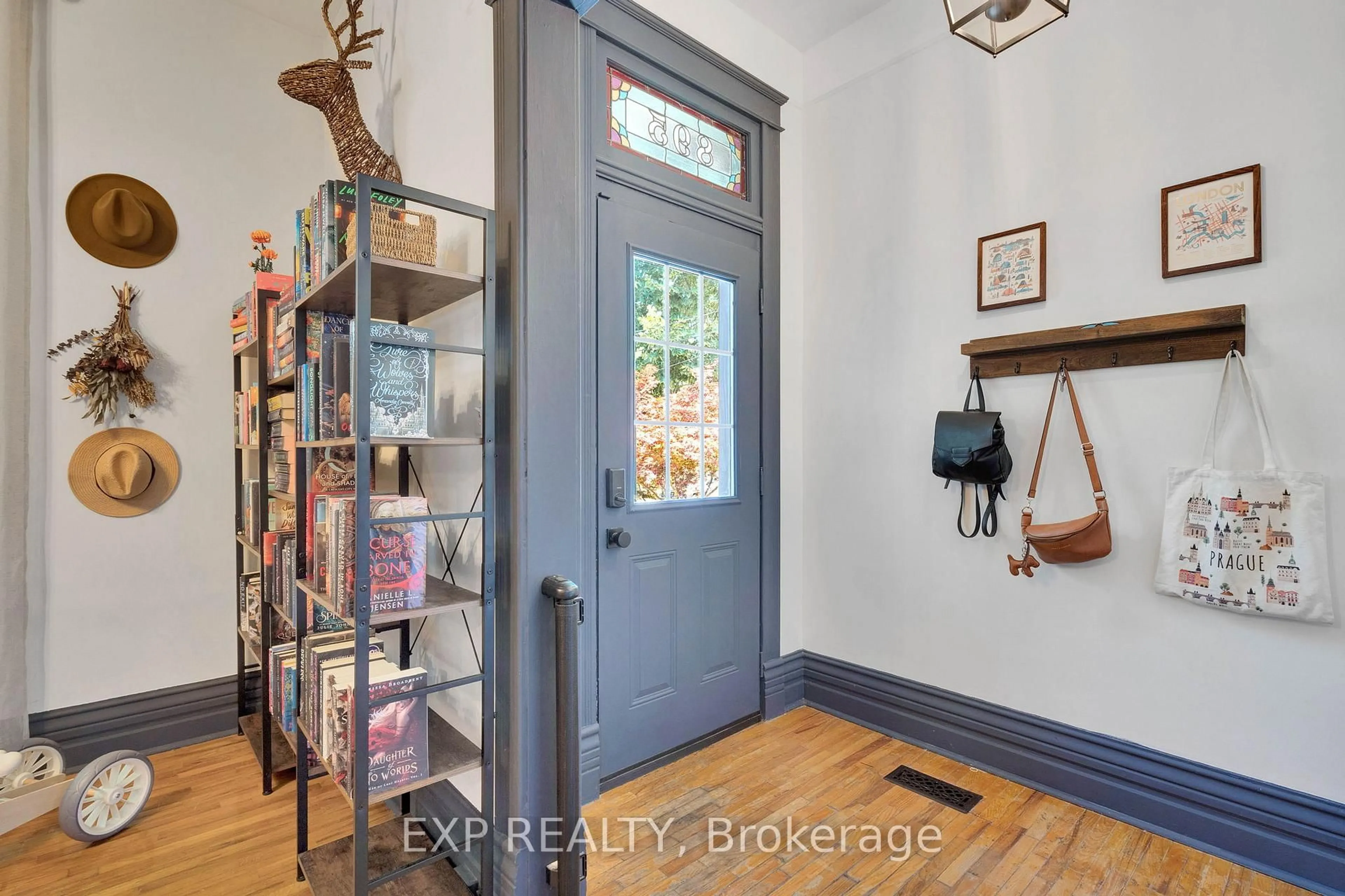 Indoor entryway for 895 Dufferin Ave, London East Ontario N5W 3K3