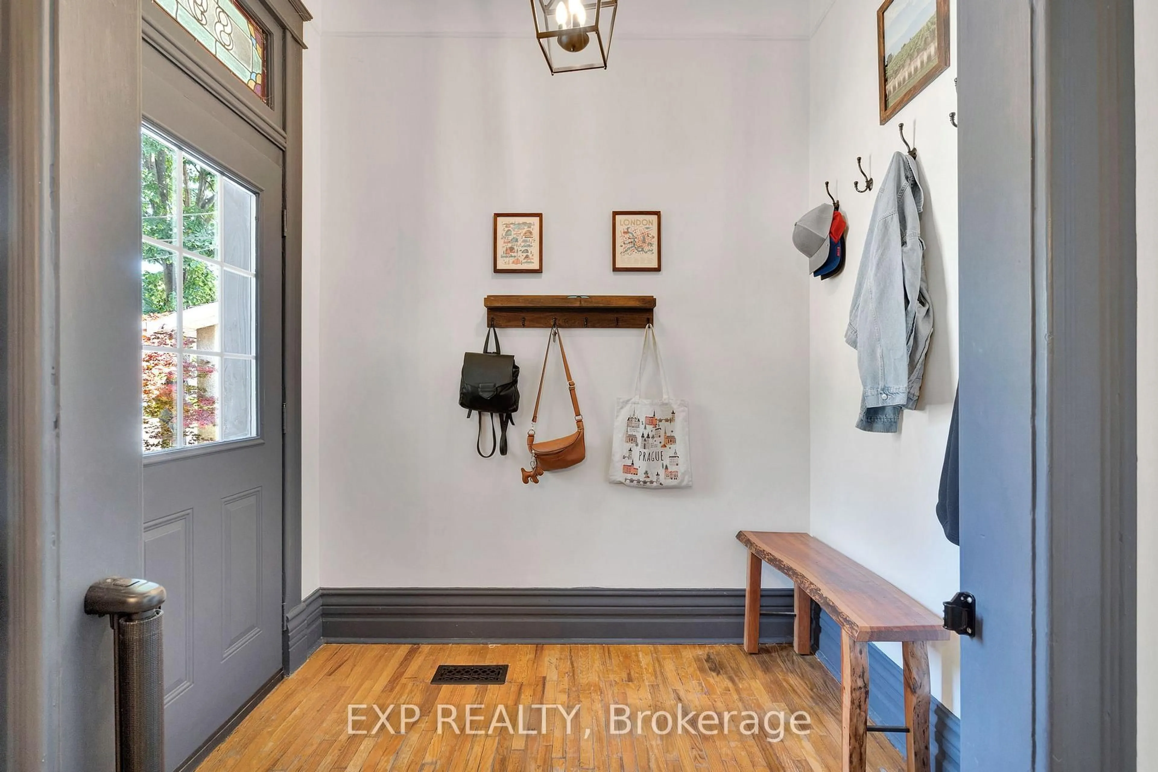 Indoor entryway for 895 Dufferin Ave, London East Ontario N5W 3K3