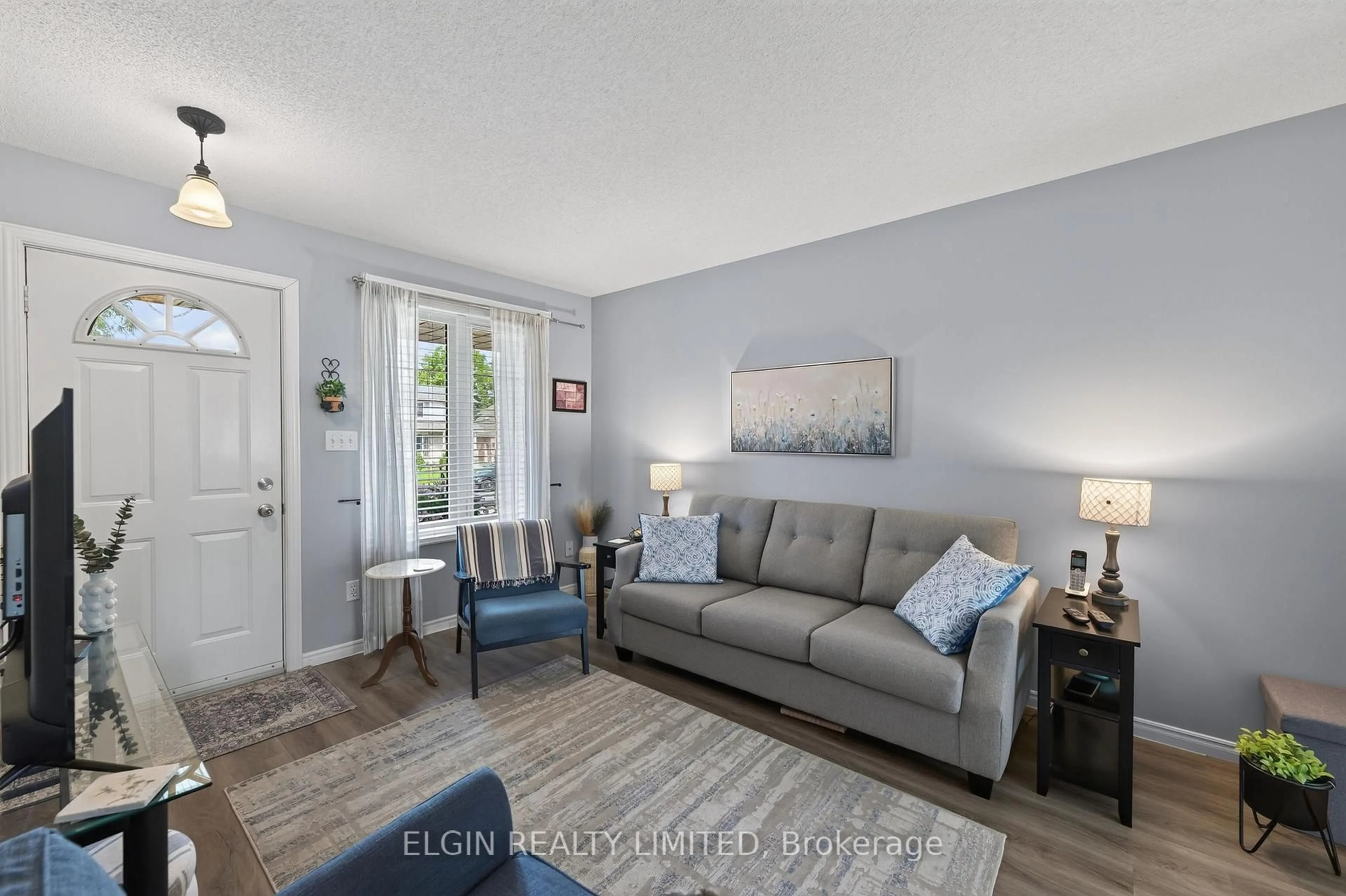 Living room with furniture, unknown for 408 Highview Dr, St. Thomas Ontario N5R 6C4