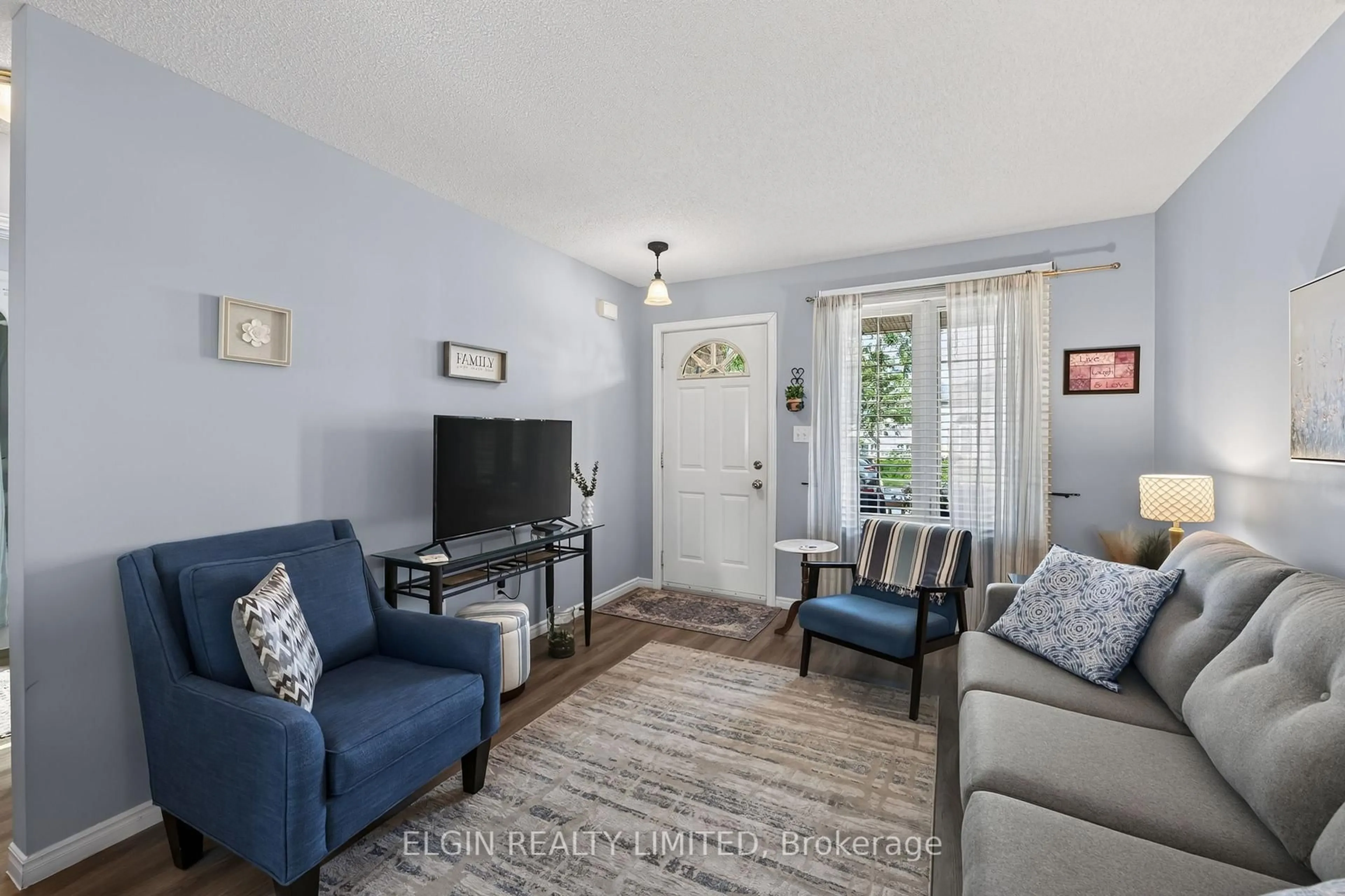 Living room with furniture, unknown for 408 Highview Dr, St. Thomas Ontario N5R 6C4