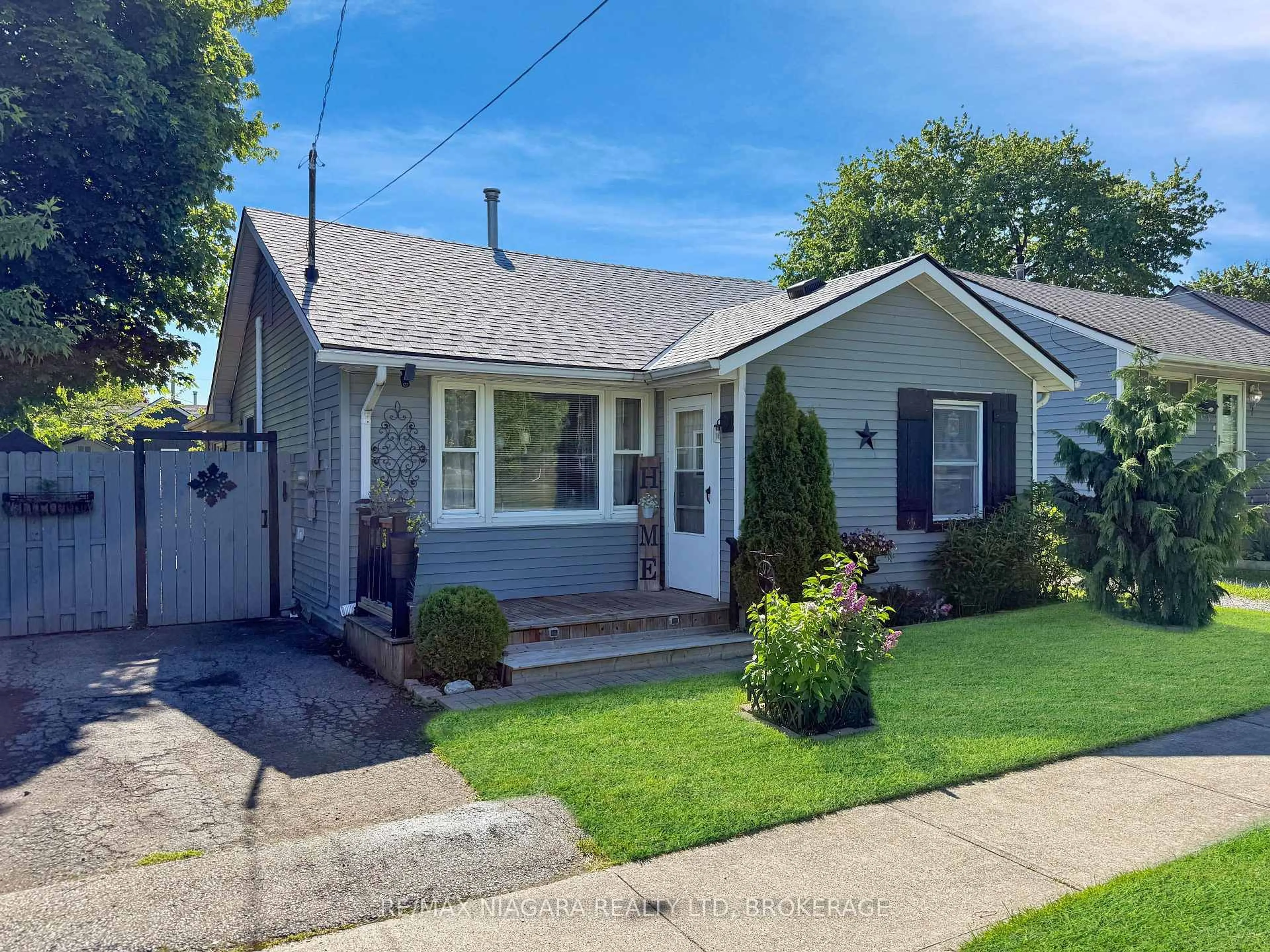 Home with vinyl exterior material, street for 5 Aberdeen Crt, Fort Erie Ontario L2A 3Y7