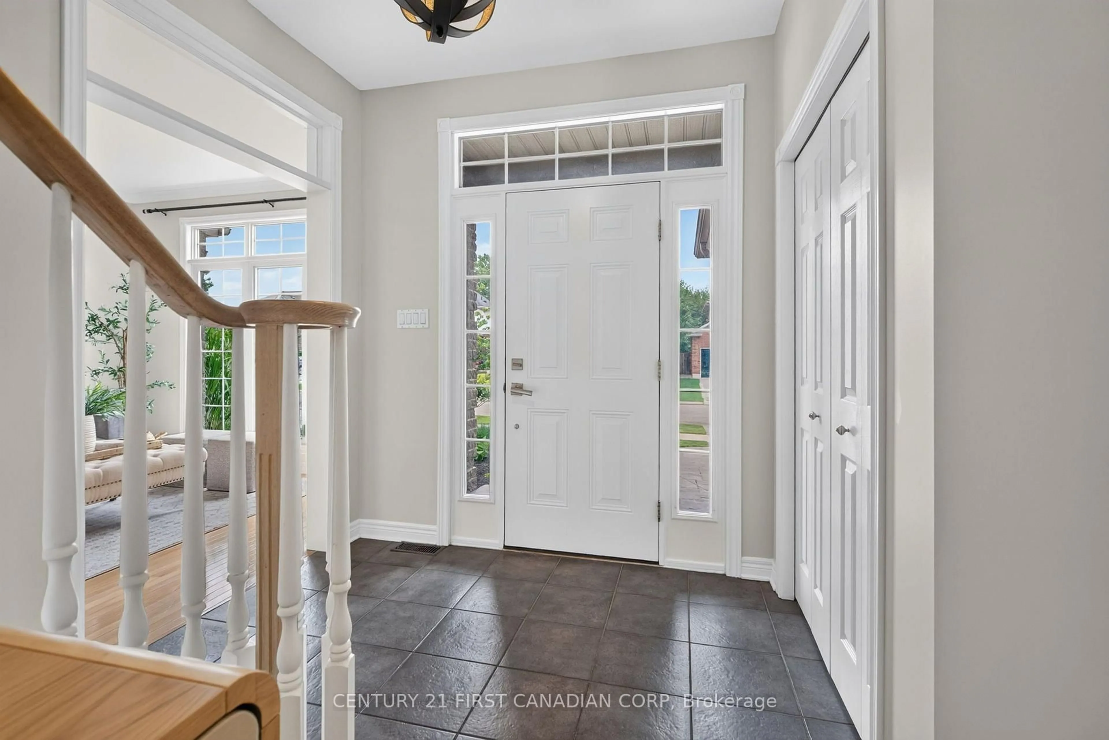 Indoor entryway for 1027 Manchester Rd, London North Ontario N6H 5J1