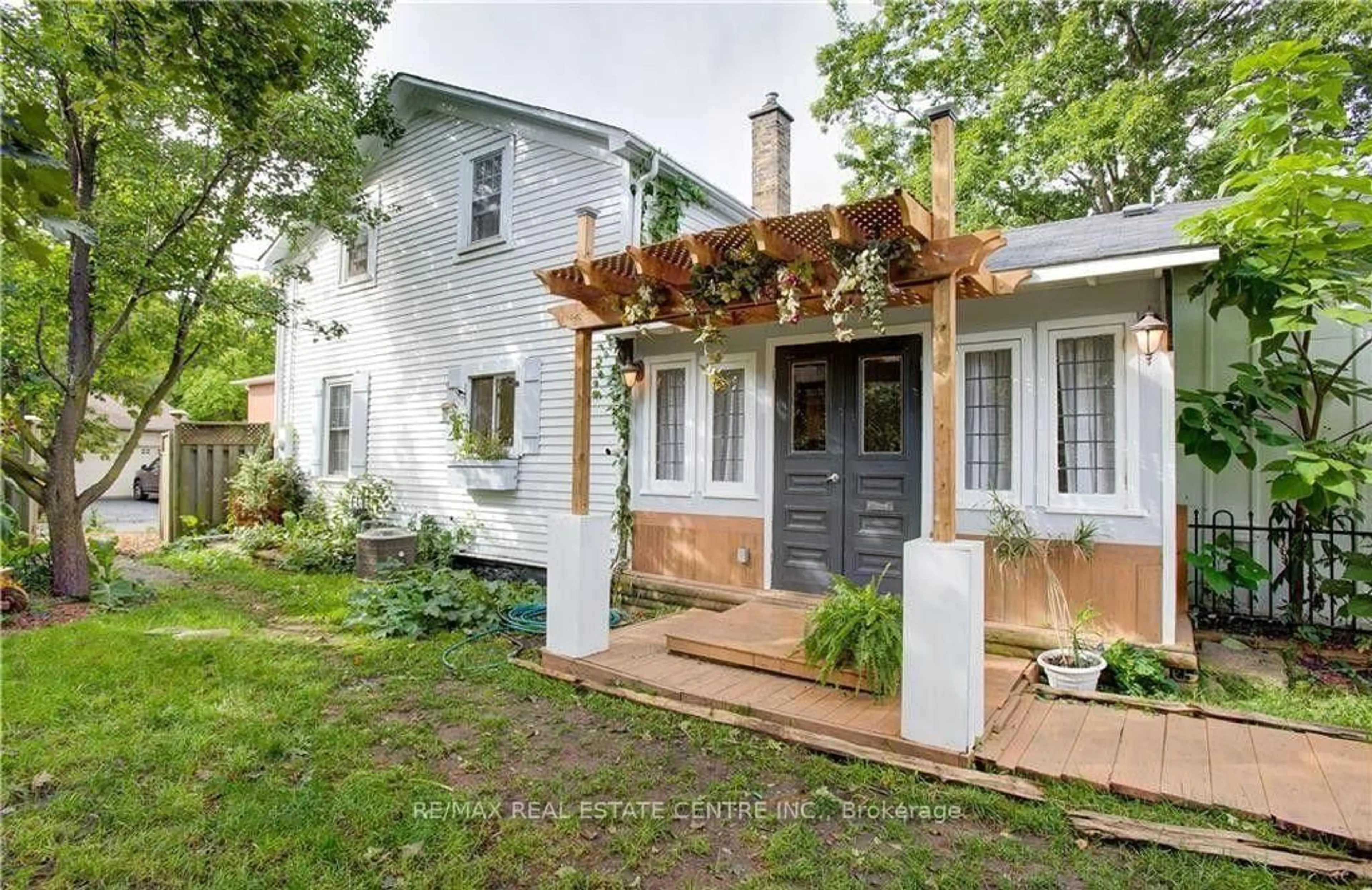 Patio, street for 134 Kitchener Rd, Cambridge Ontario N3H 1A6