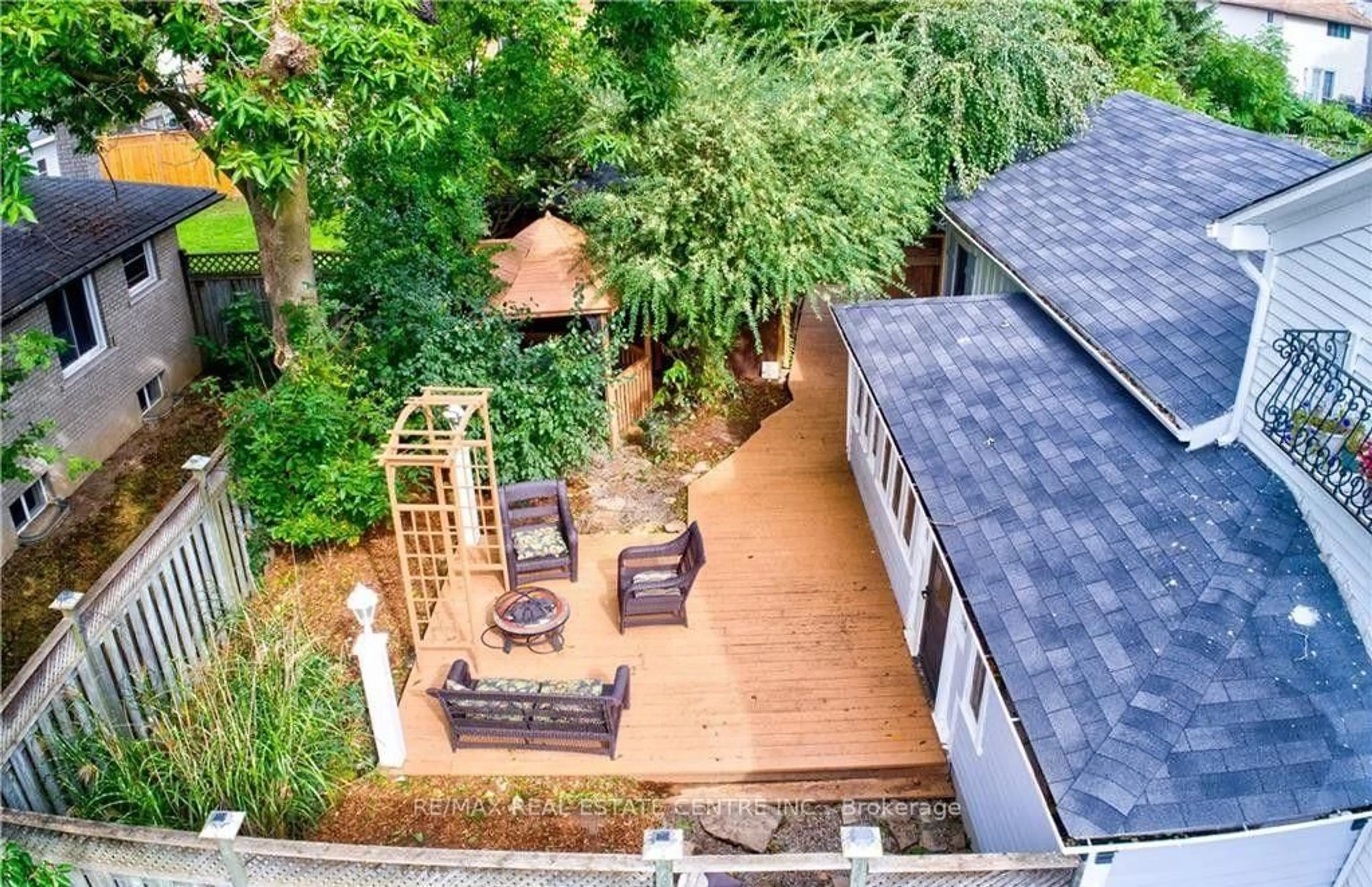 A pic from outside/outdoor area/front of a property/back of a property/a pic from drone, unknown for 134 Kitchener Rd, Cambridge Ontario N3H 1A6