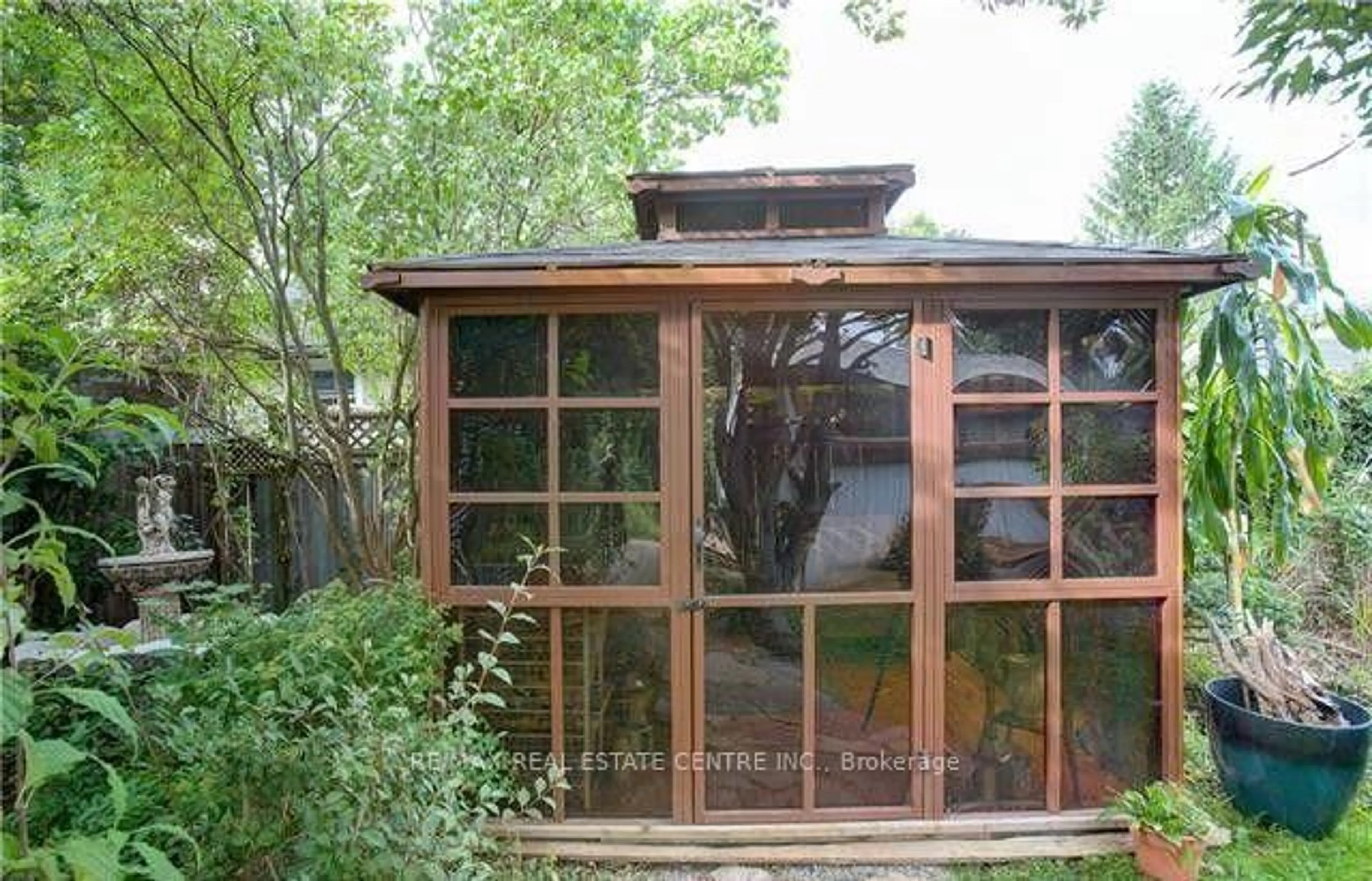 Patio, building for 134 Kitchener Rd, Cambridge Ontario N3H 1A6