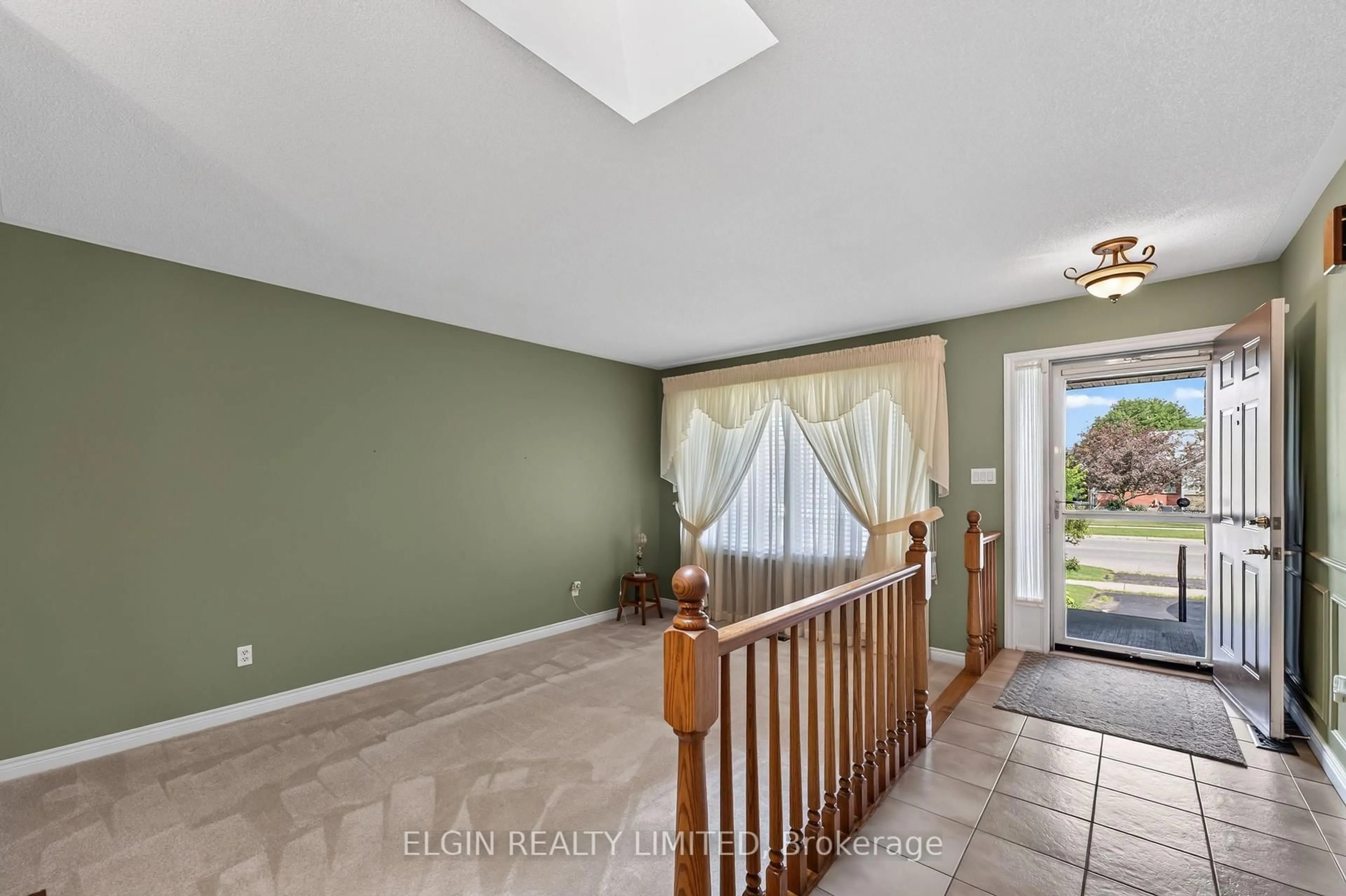 Indoor entryway for 108 Manor Rd, St. Thomas Ontario N5R 5S3