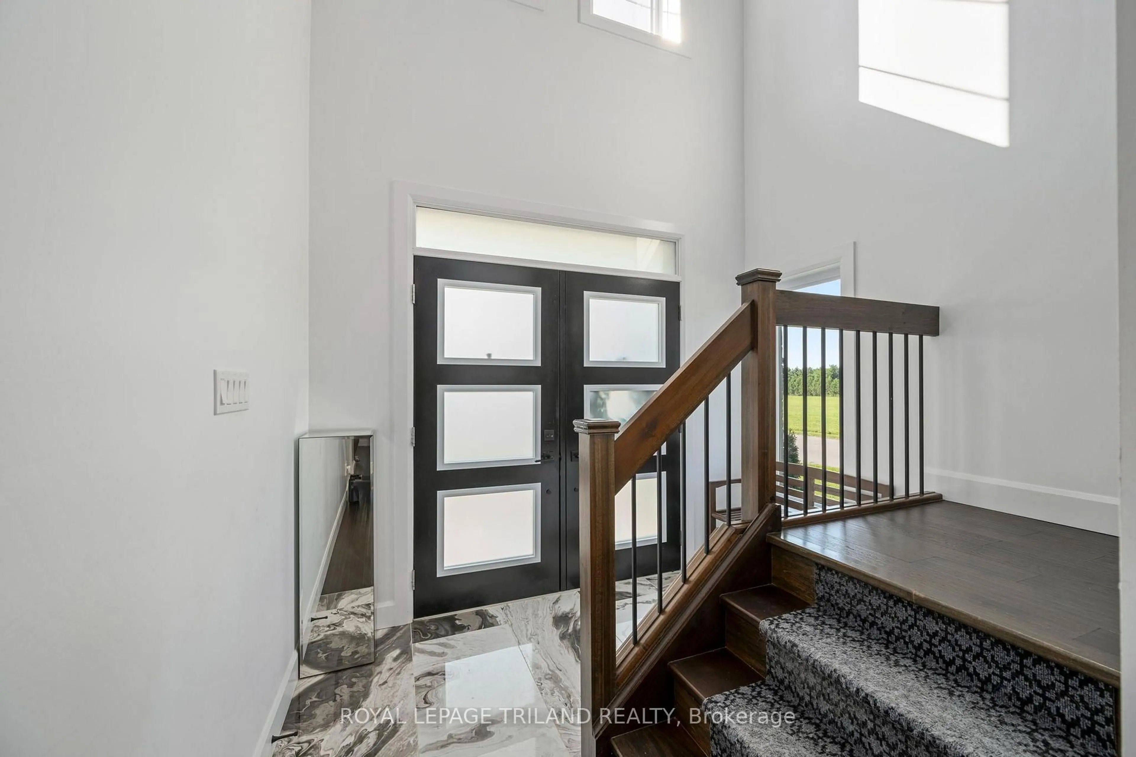 Indoor entryway for 21 Armstrong St, Strathroy-Caradoc Ontario N0L 1W0