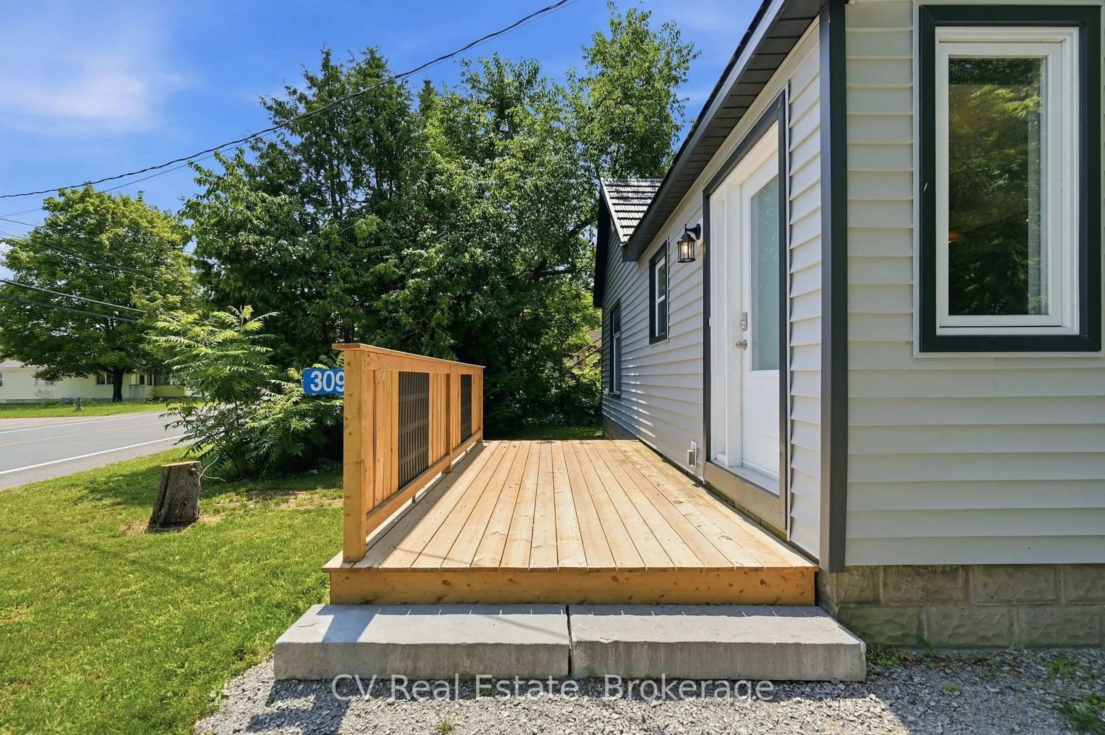 Patio, street for 309 High St, Georgian Bay Ontario P0C 1H0