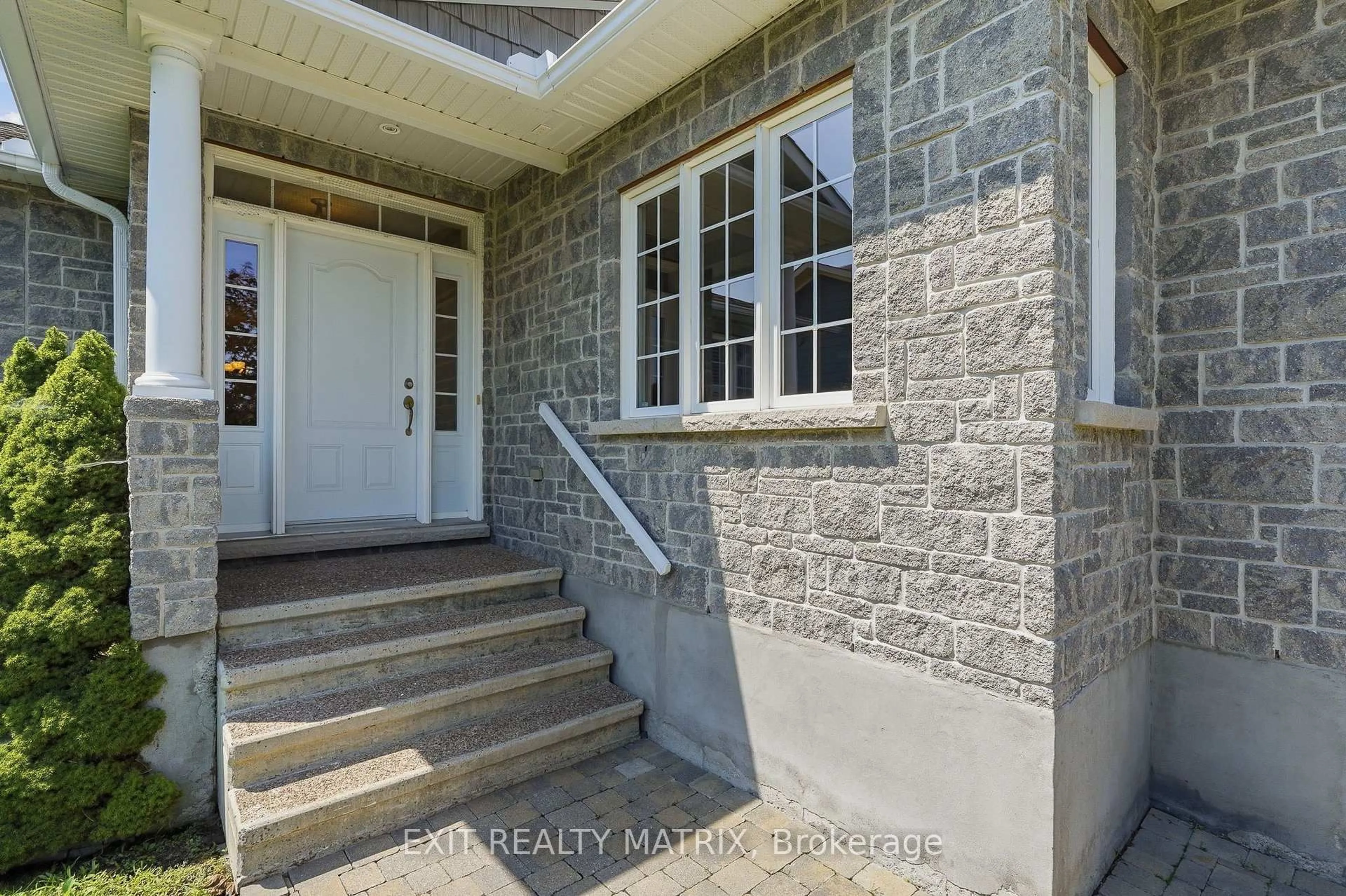 Indoor entryway for 28 Station Trail St, Russell Ontario K4R 0A3