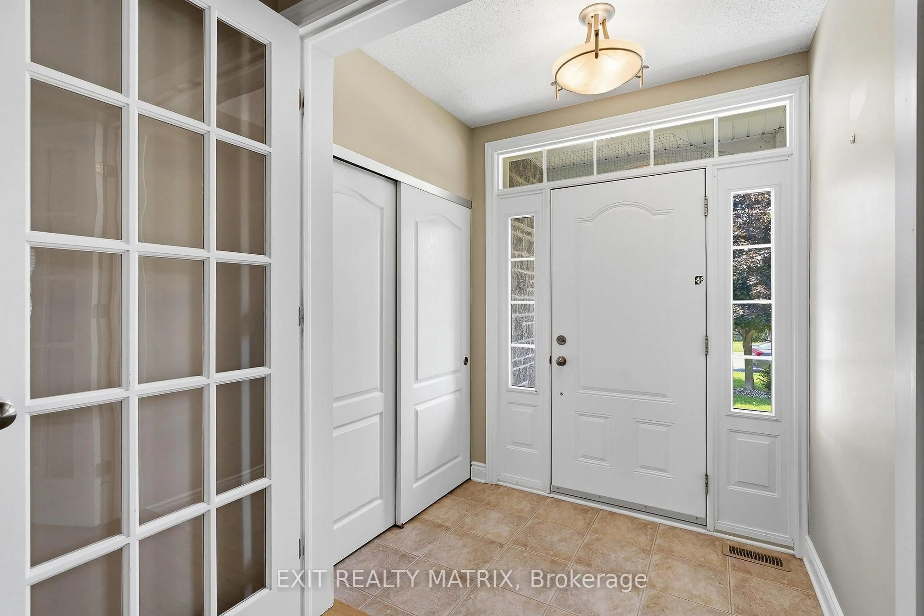 Indoor entryway for 28 Station Trail St, Russell Ontario K4R 0A3