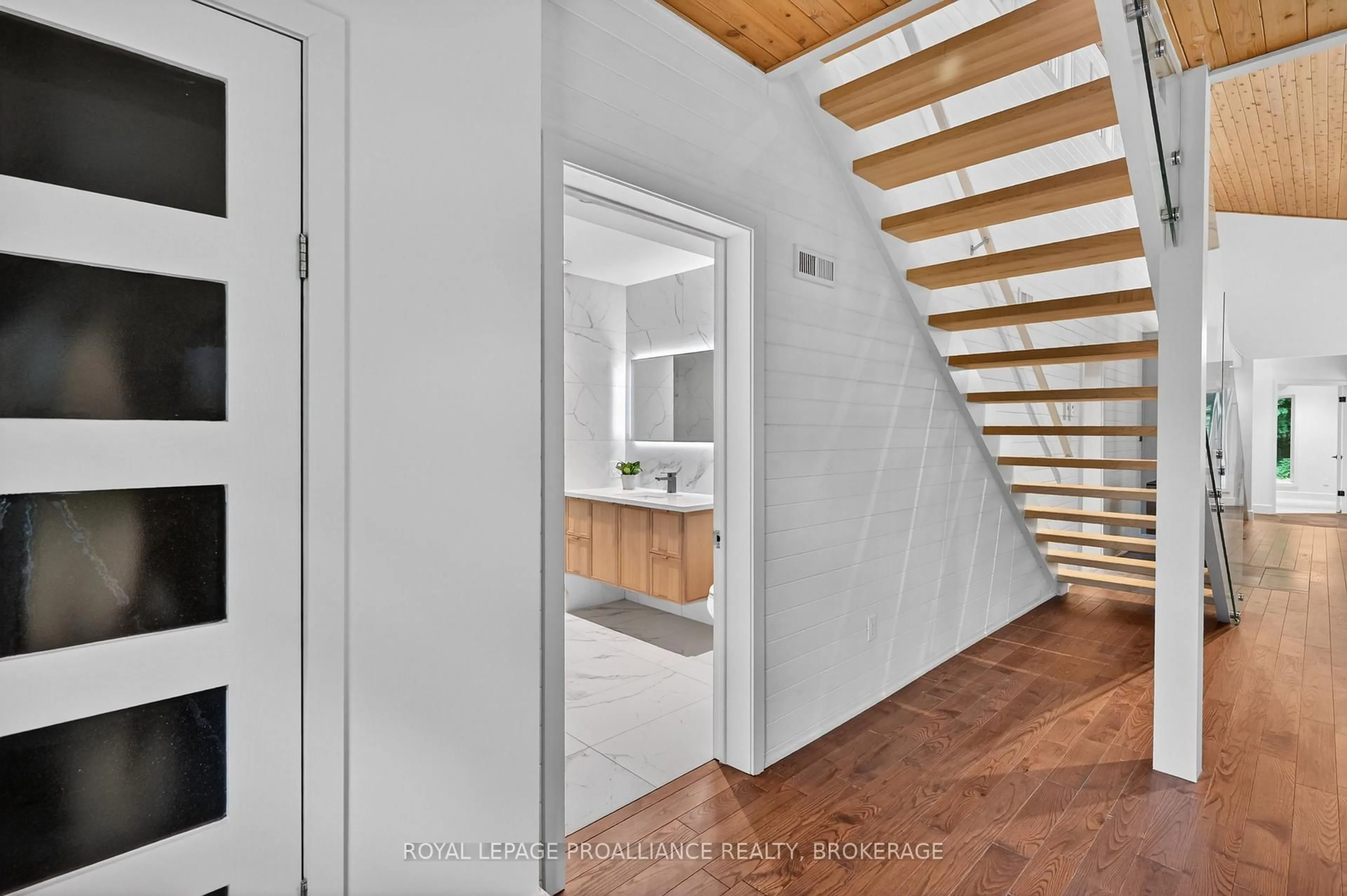 Indoor entryway for 3063 Brewers Mills Rd, Seeley's Bay Ontario K0H 2N0