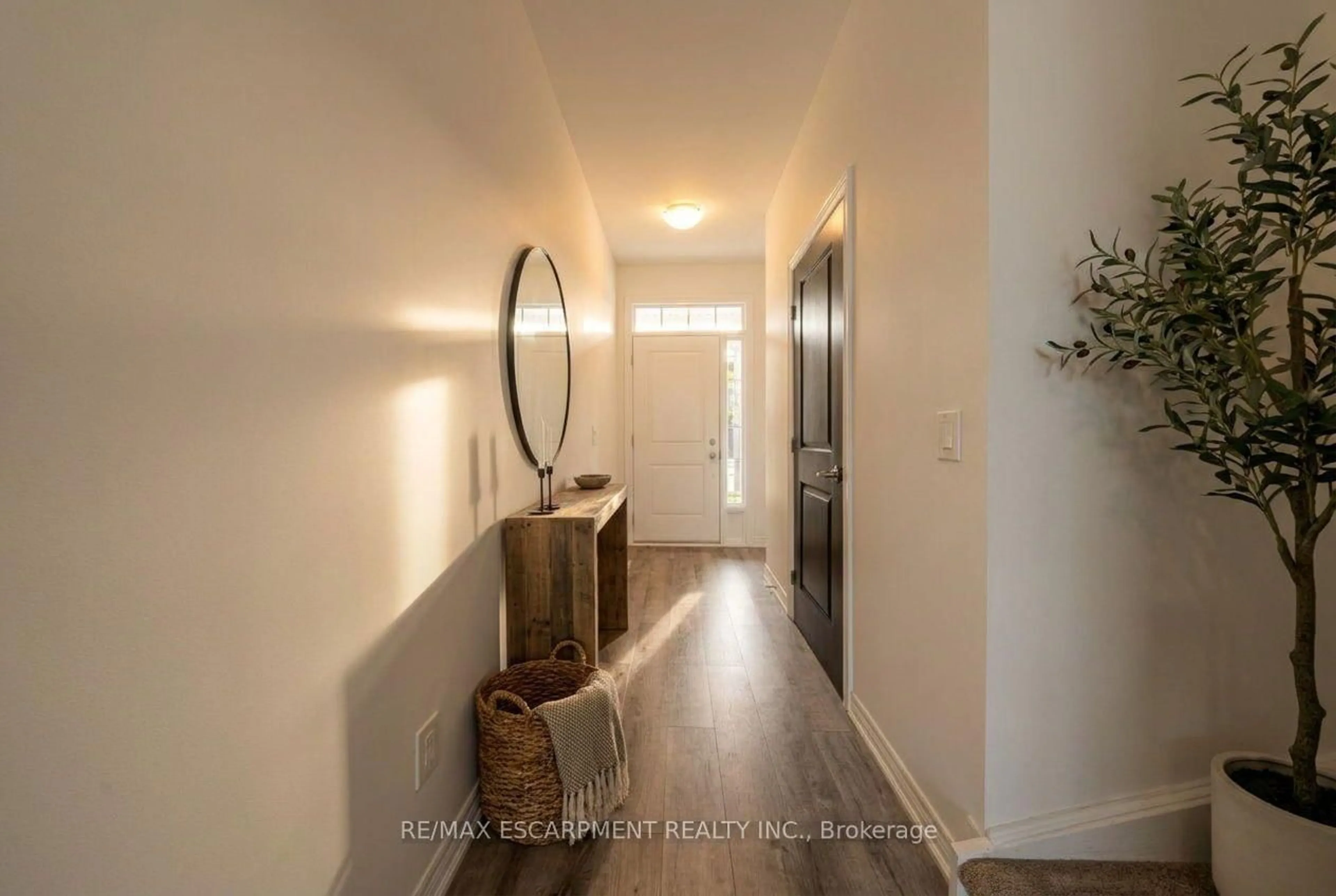Indoor entryway for 27 Rachel Dr #18, Hamilton Ontario L8E 0K6