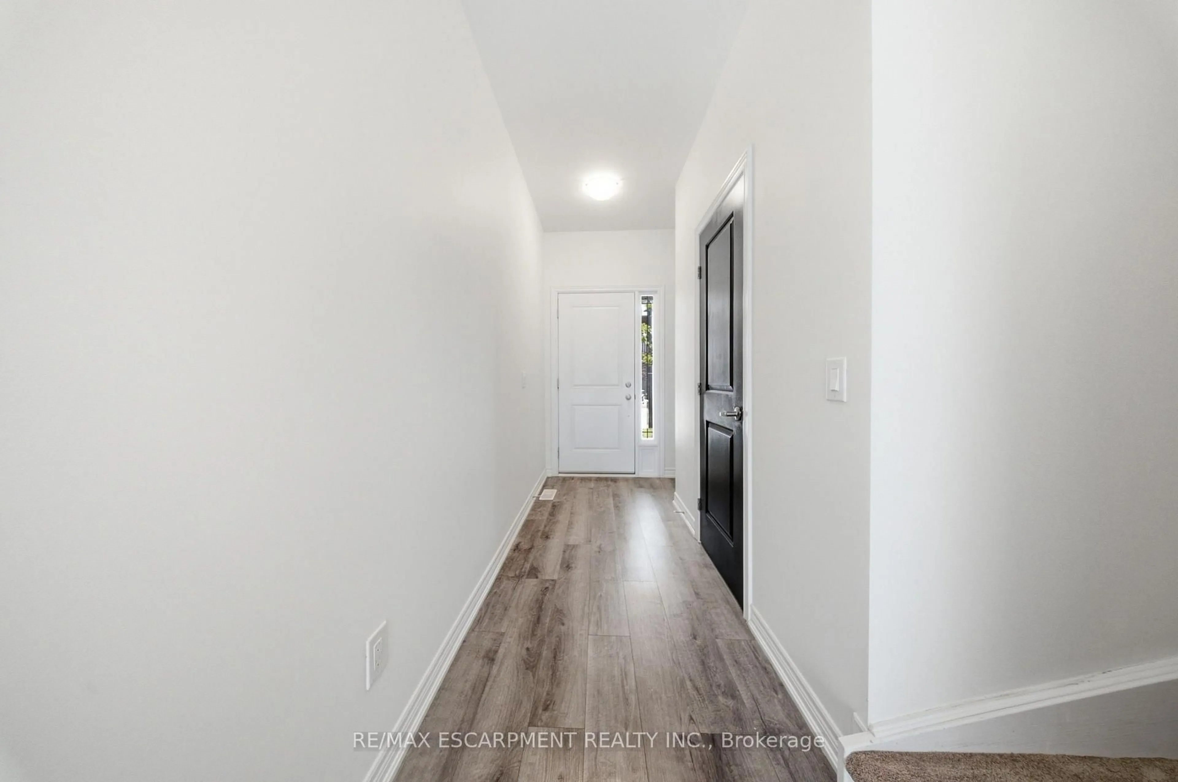 Indoor entryway for 27 Rachel Dr #18, Hamilton Ontario L8E 0K6