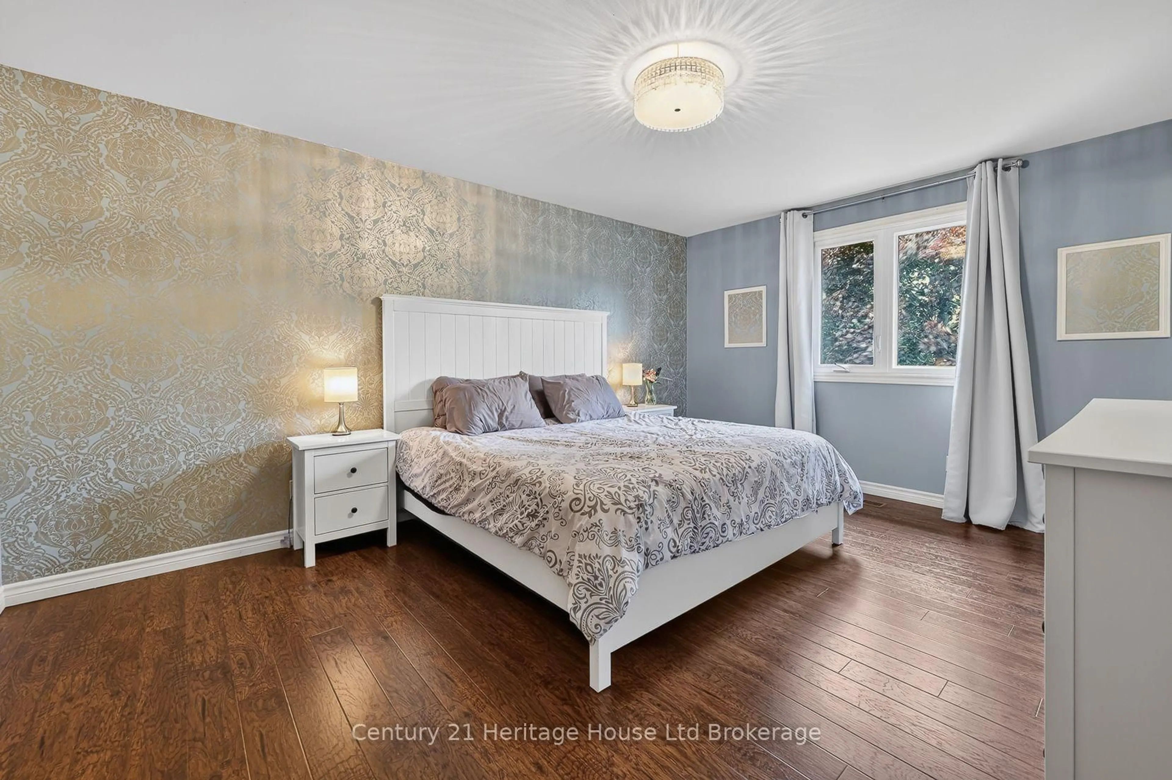 Bedroom with bed, wood/laminate floor for 27 SIOUX Cres, Woodstock Ontario N4T 1G2