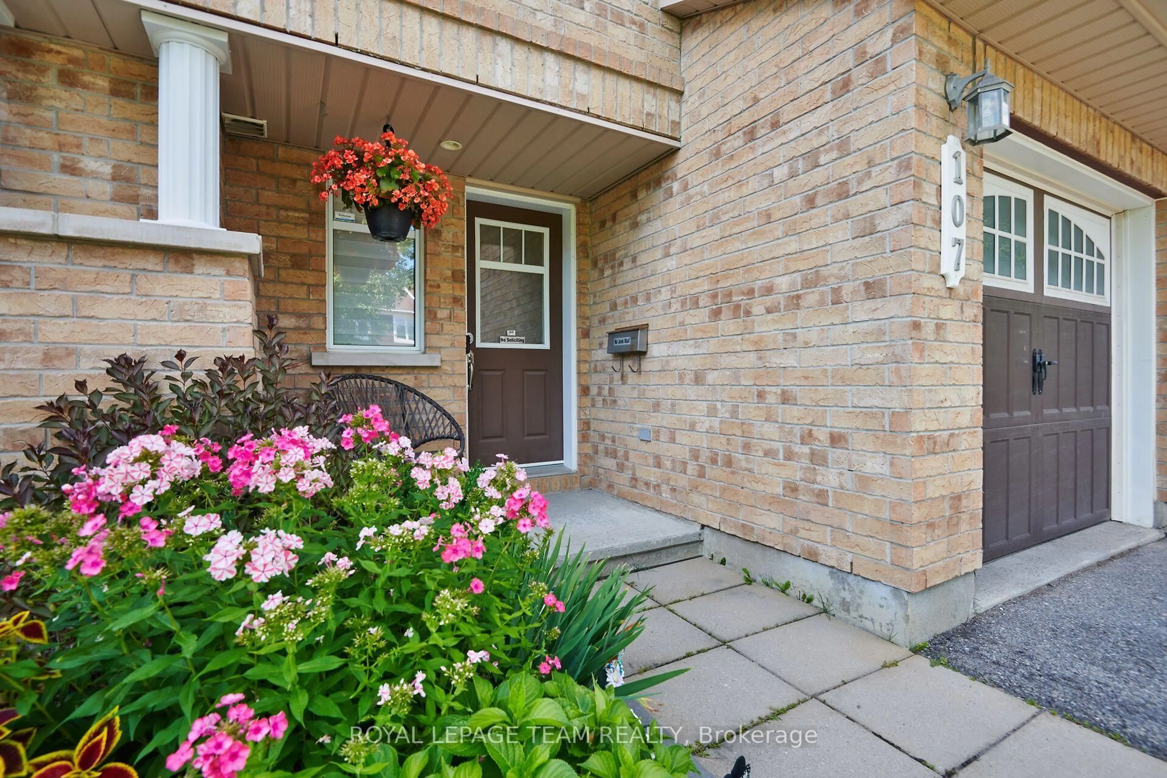 Indoor entryway for 107 Garrity Cres, Ottawa Ontario K2J 3T4