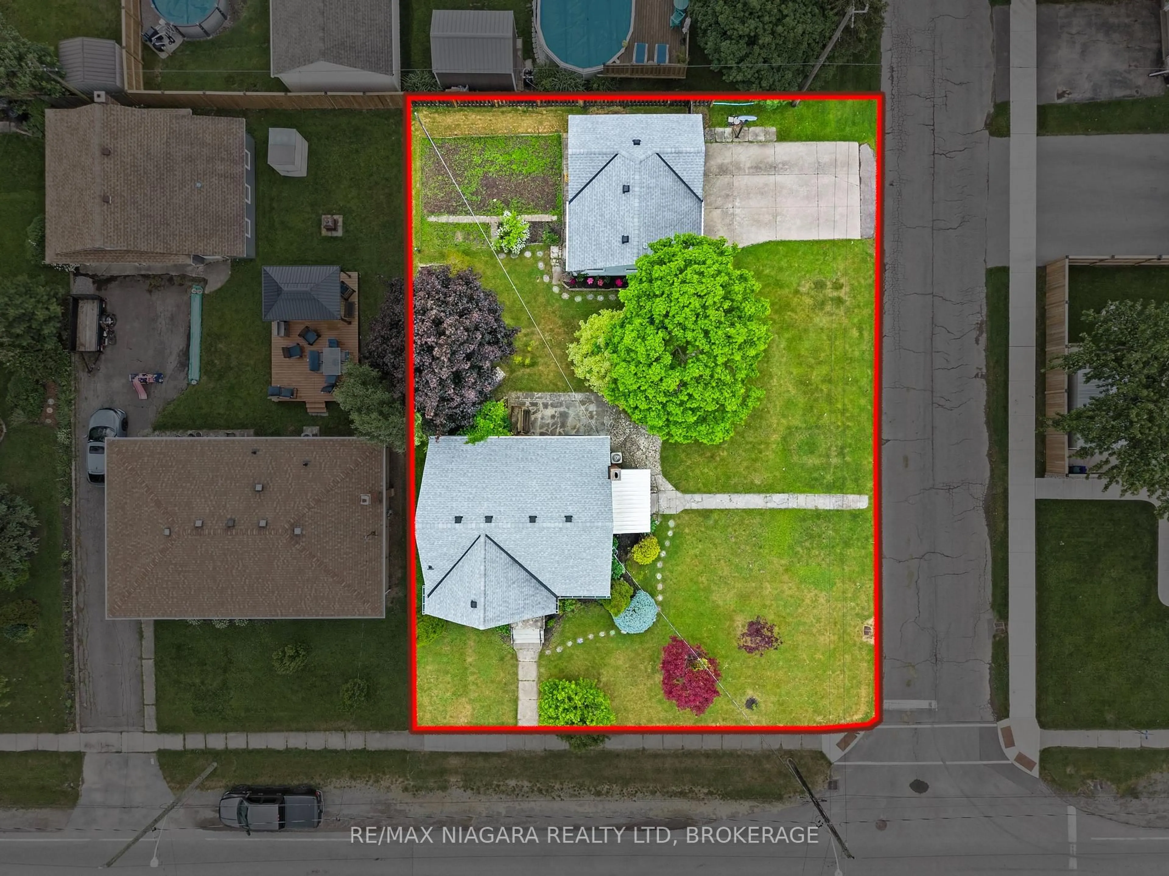 A pic from outside/outdoor area/front of a property/back of a property/a pic from drone, street for 230 Wellington St, Port Colborne Ontario L3K 2K2
