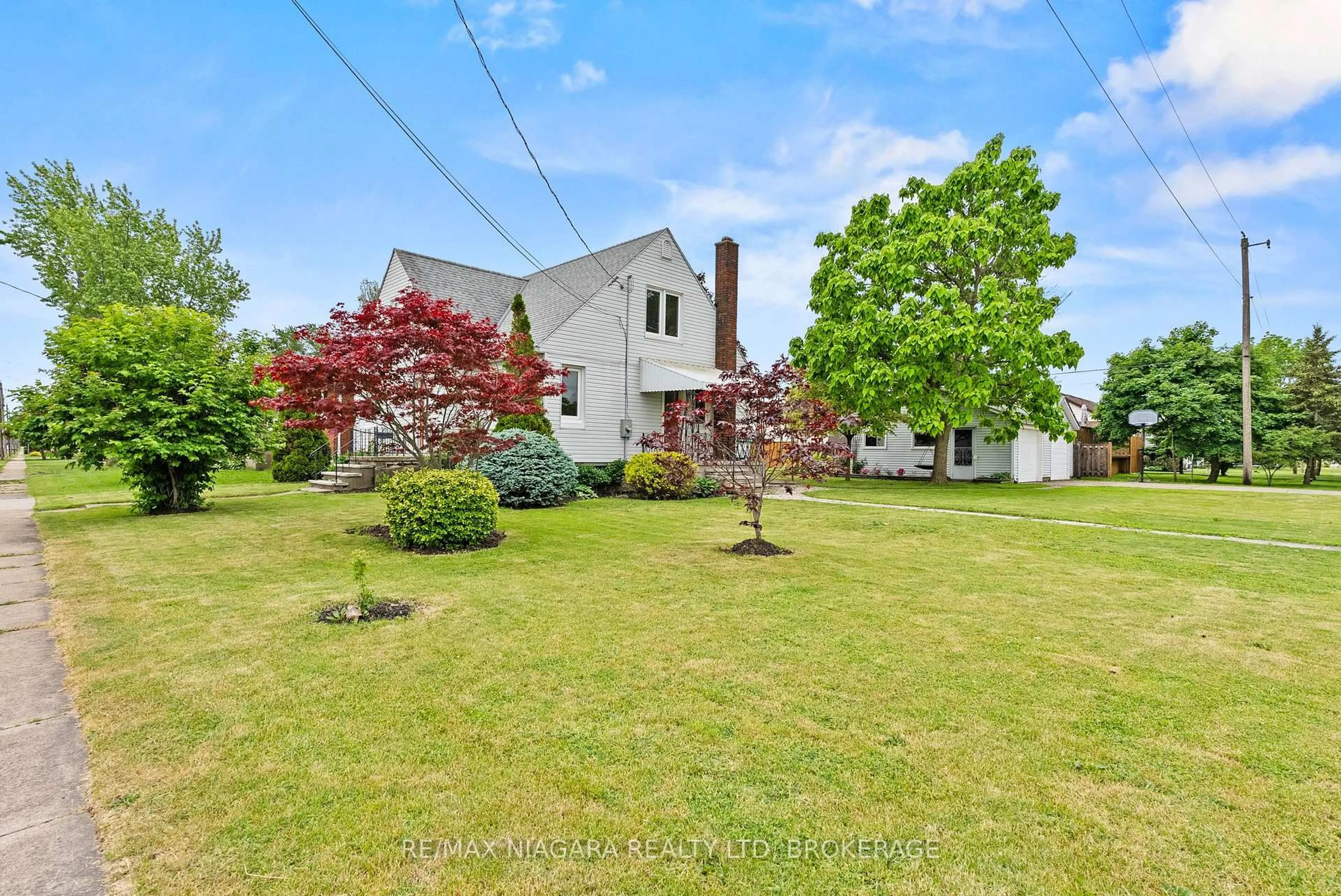 A pic from outside/outdoor area/front of a property/back of a property/a pic from drone, street for 230 Wellington St, Port Colborne Ontario L3K 2K2