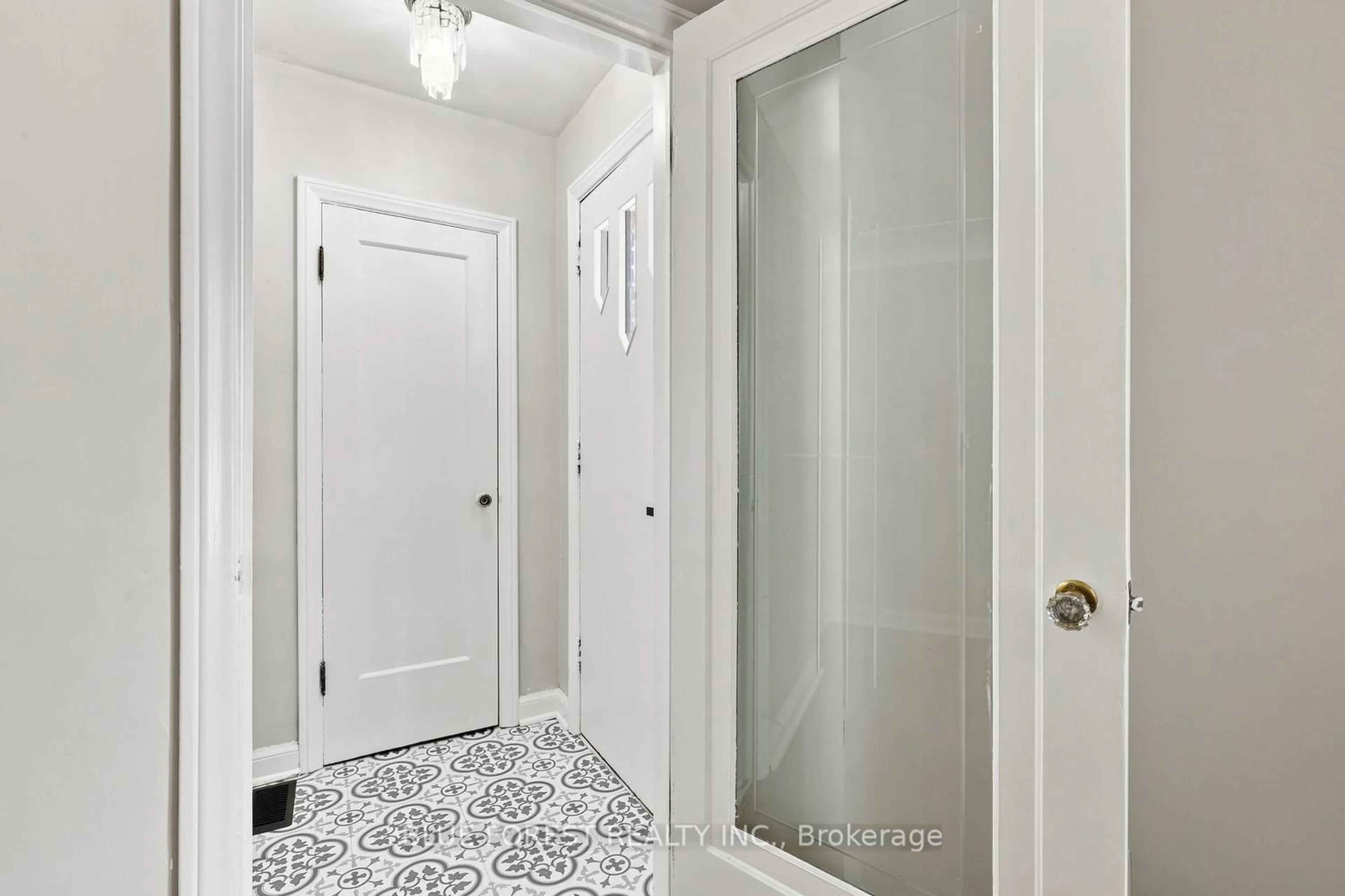 Indoor entryway for 1329 Brydges St, London East Ontario N5W 2C5