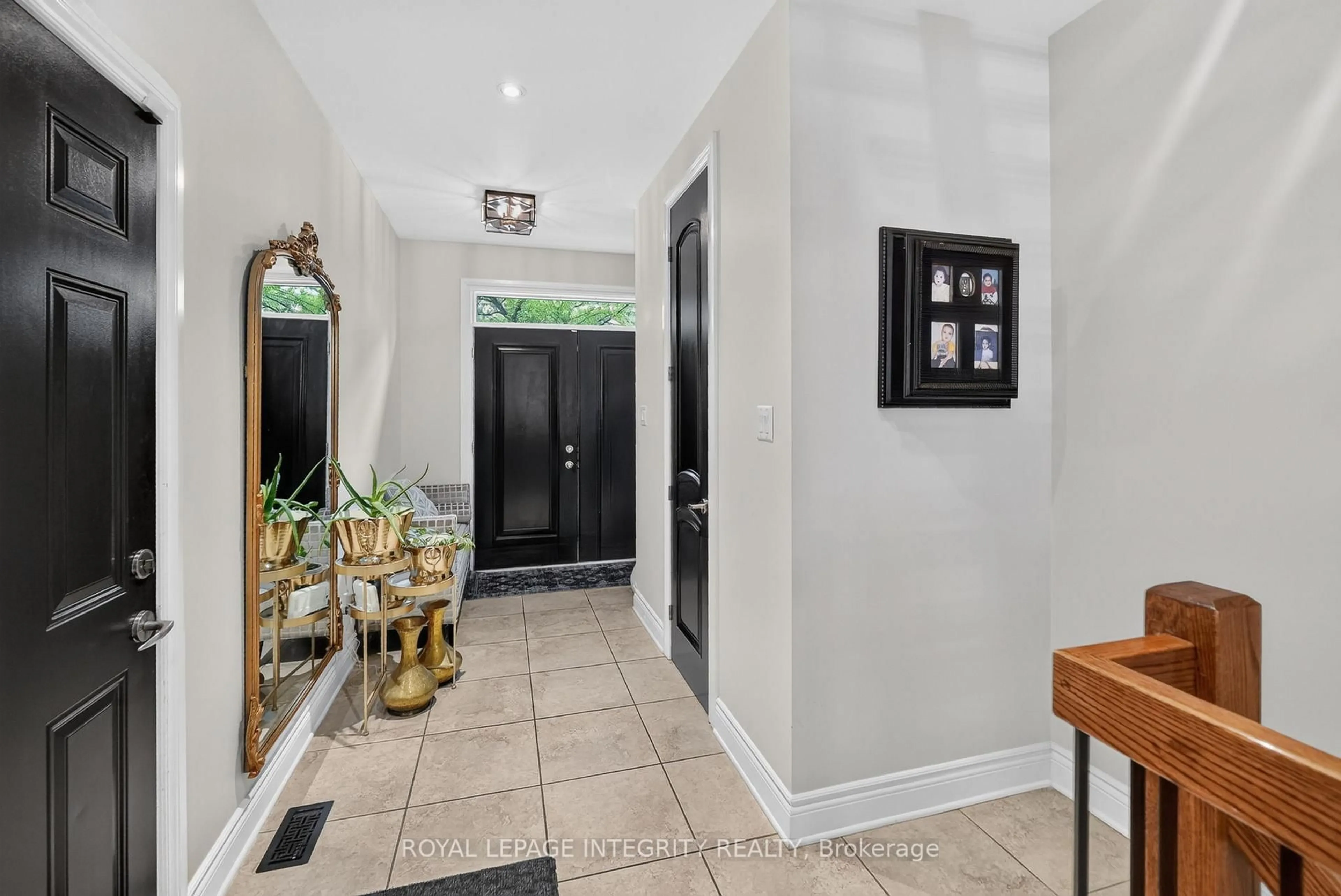 Indoor entryway for 812 Petra Private, Ottawa Ontario K2T 0G3