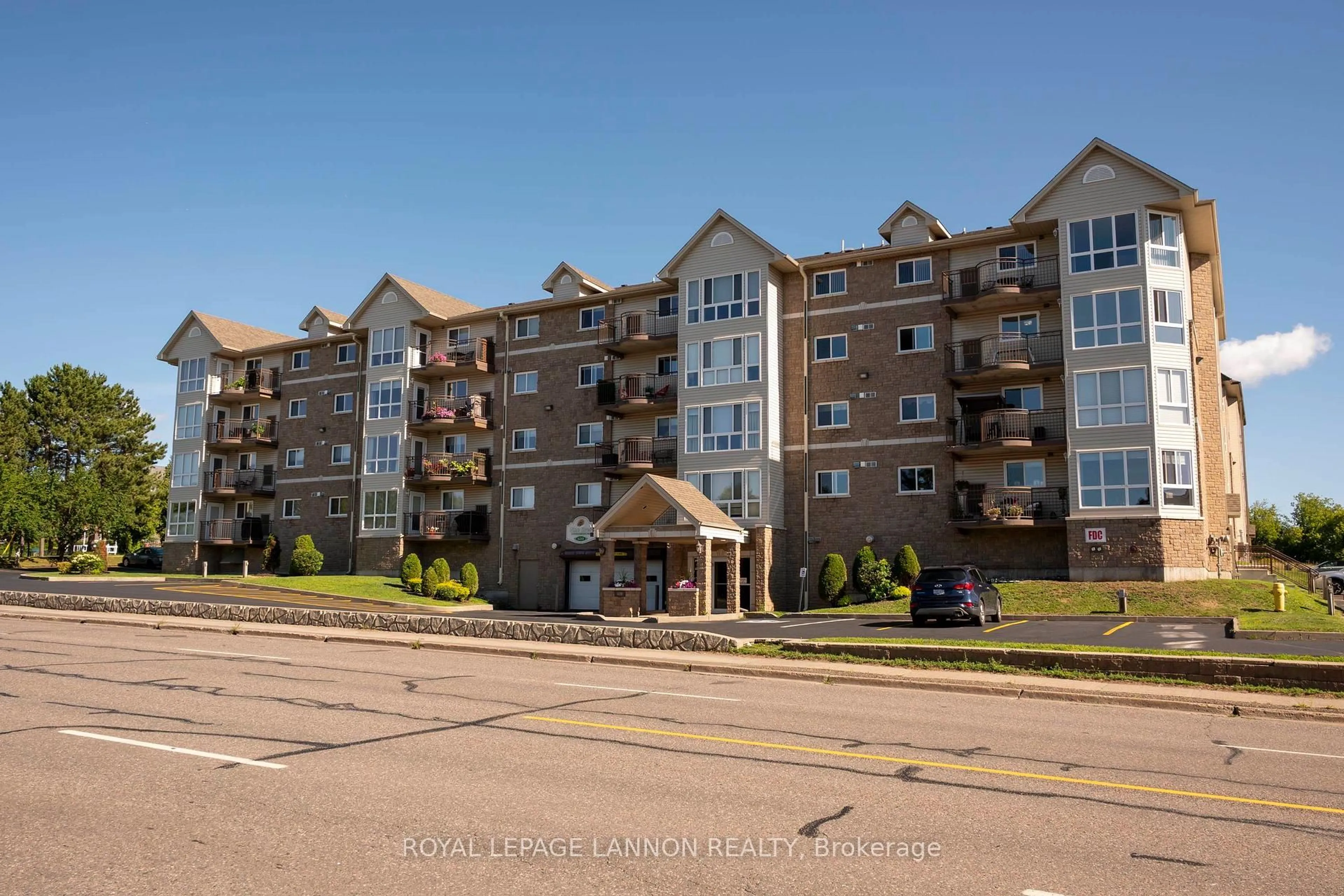 A pic from outside/outdoor area/front of a property/back of a property/a pic from drone, building for 101 - 620 Red River Rd, Thunder Bay Ontario P7E 6S1