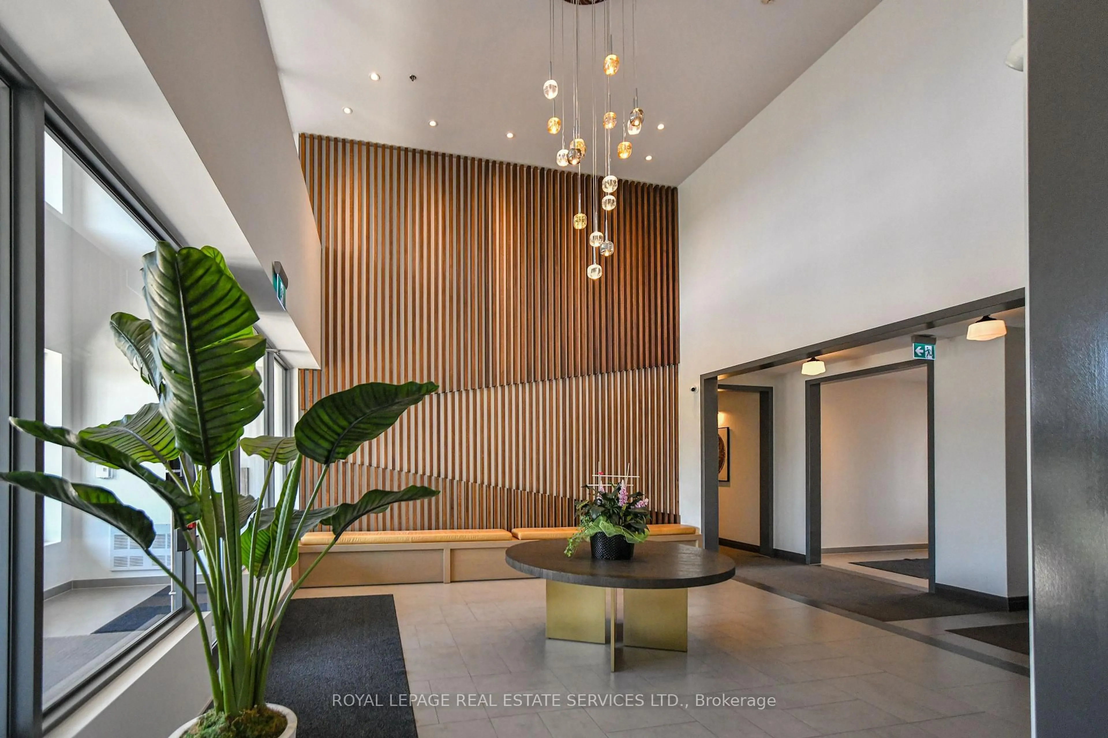 Indoor foyer for 121 Highway 8 Rd #613, Hamilton Ontario L8G 1C1