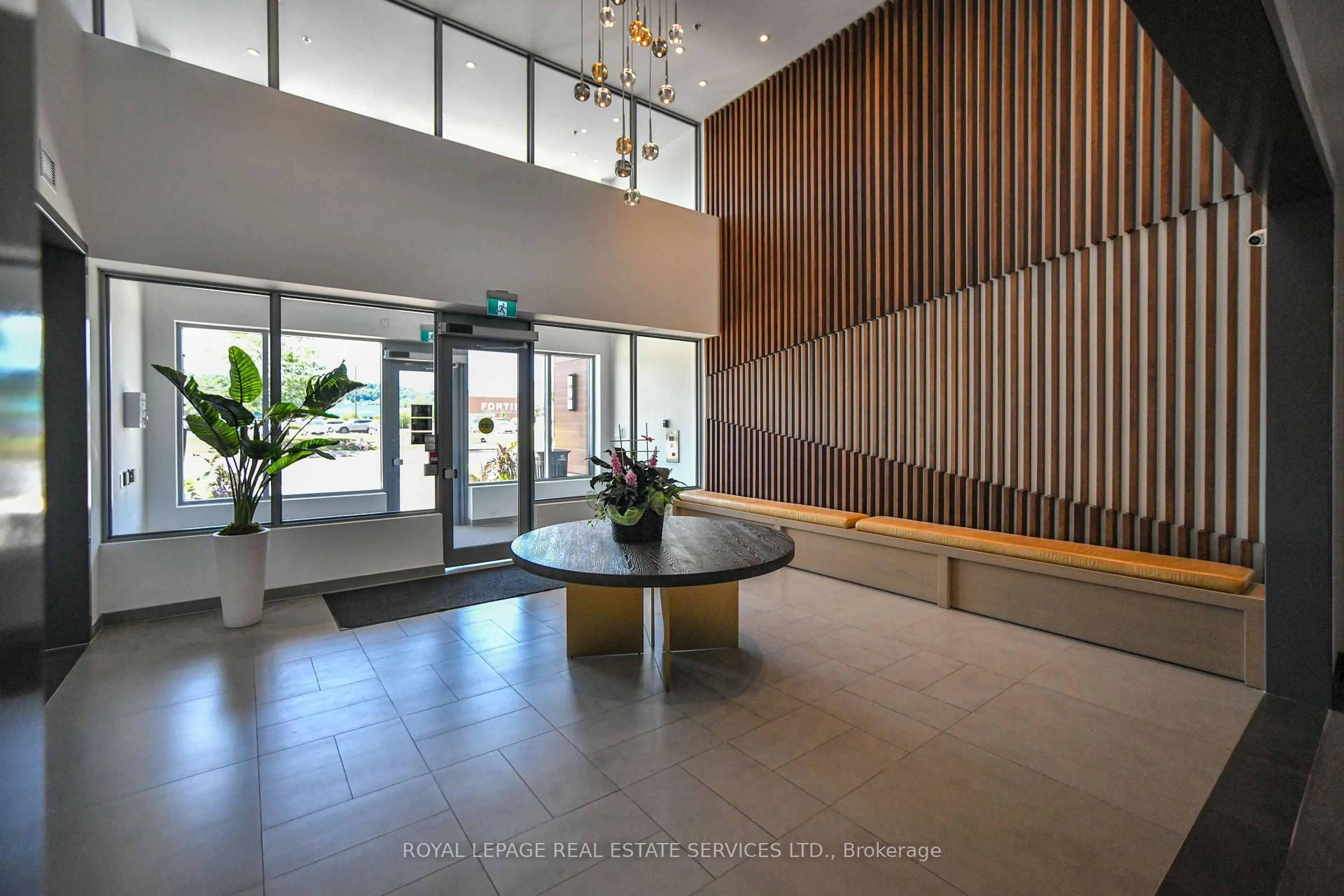 Indoor foyer for 121 Highway 8 Rd #613, Hamilton Ontario L8G 1C1