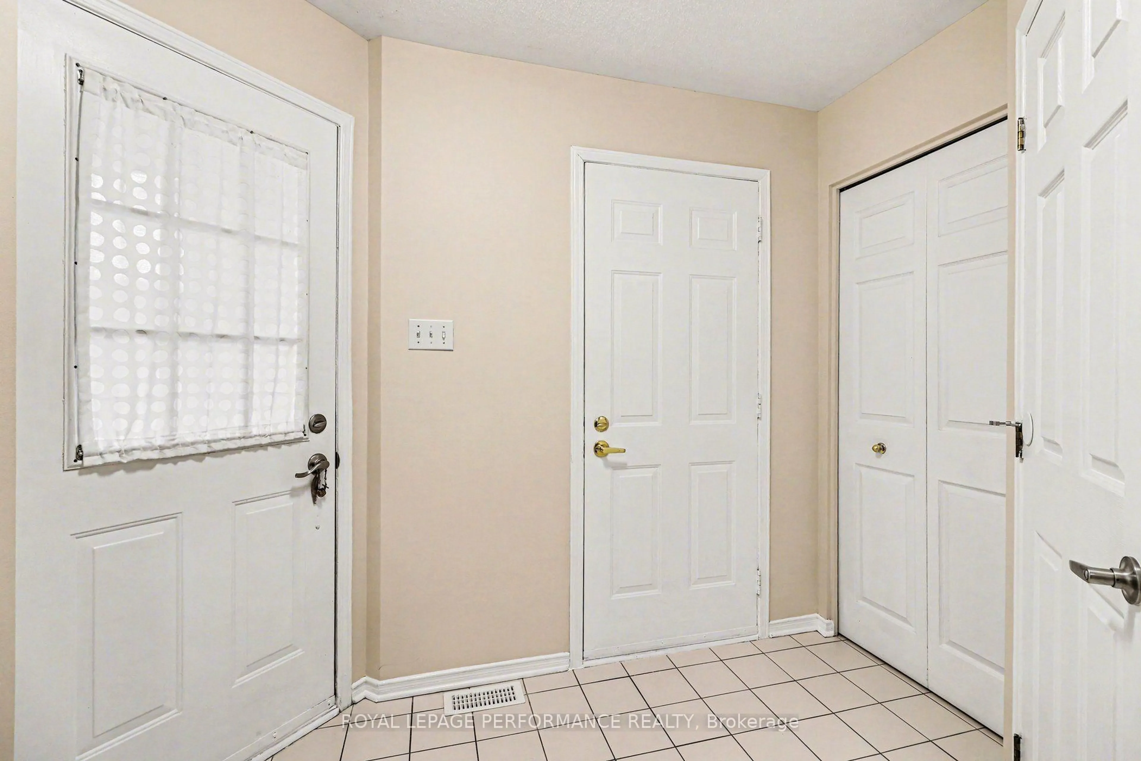 Indoor entryway for 897 Paradise Cres, Ottawa Ontario K4A 3S5