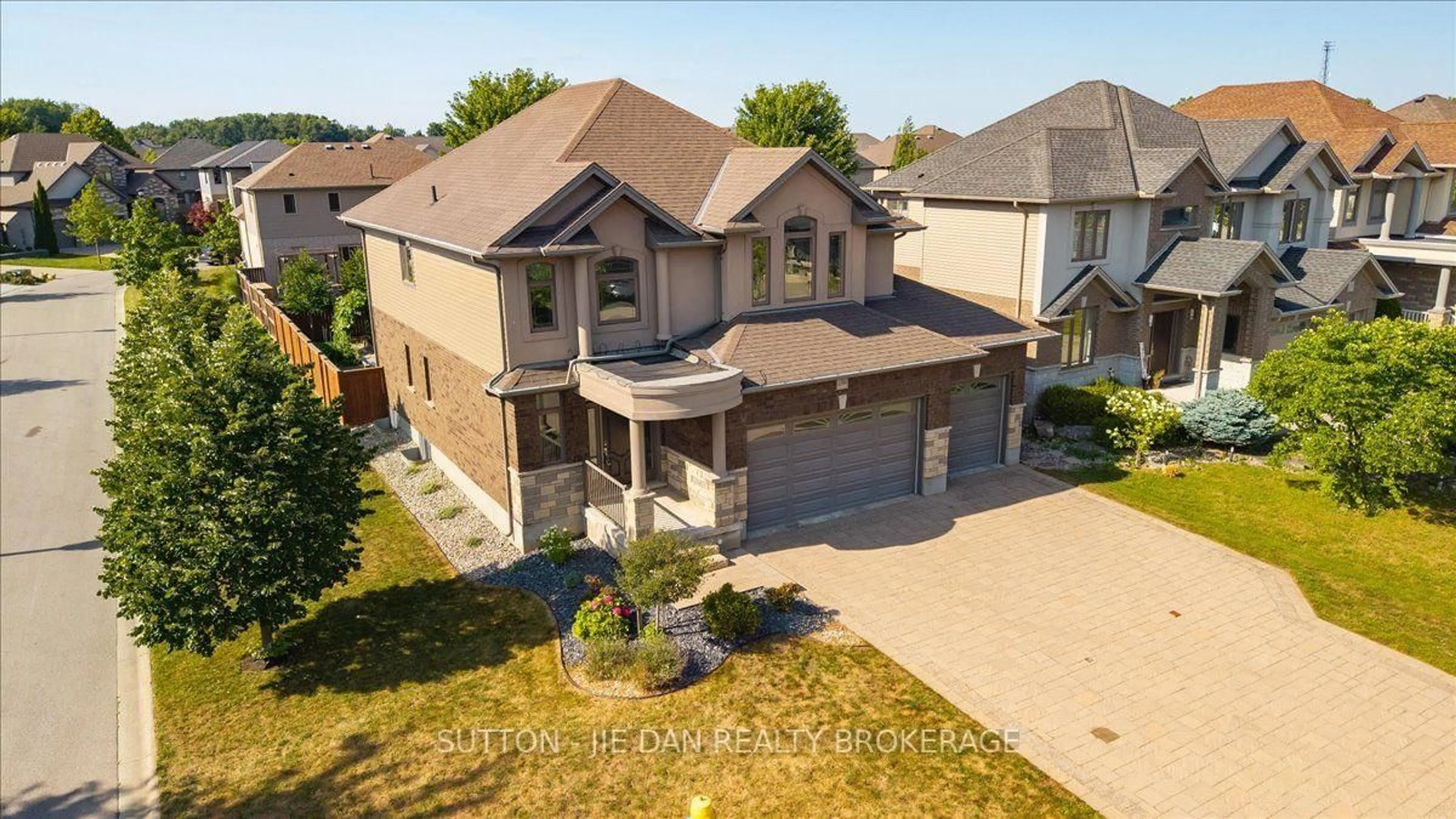 A pic from outside/outdoor area/front of a property/back of a property/a pic from drone, street for 1304 EAGLETRACE Dr, London North Ontario N6G 0E9