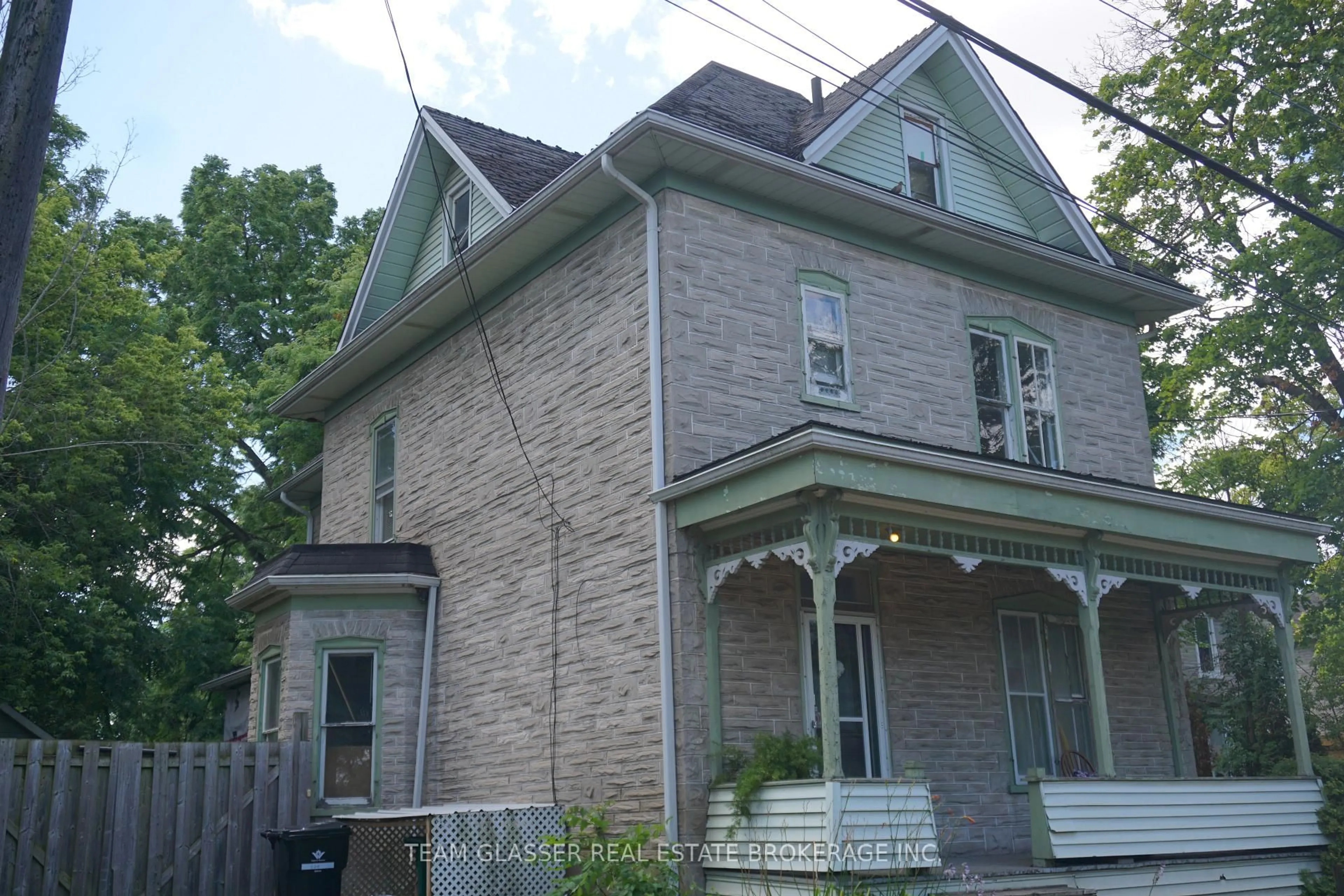 Home with brick exterior material, building for 324 QUEEN St, Cambridge Ontario N3C 1G8